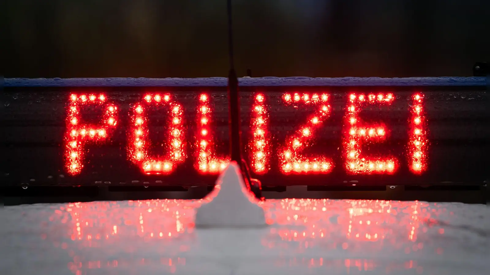 Nach einer Unfallflucht in der Othmayrstraße sucht die Amberger Polizei nach Zeugen. (Symbolbild: Soeren Stache/dpa)