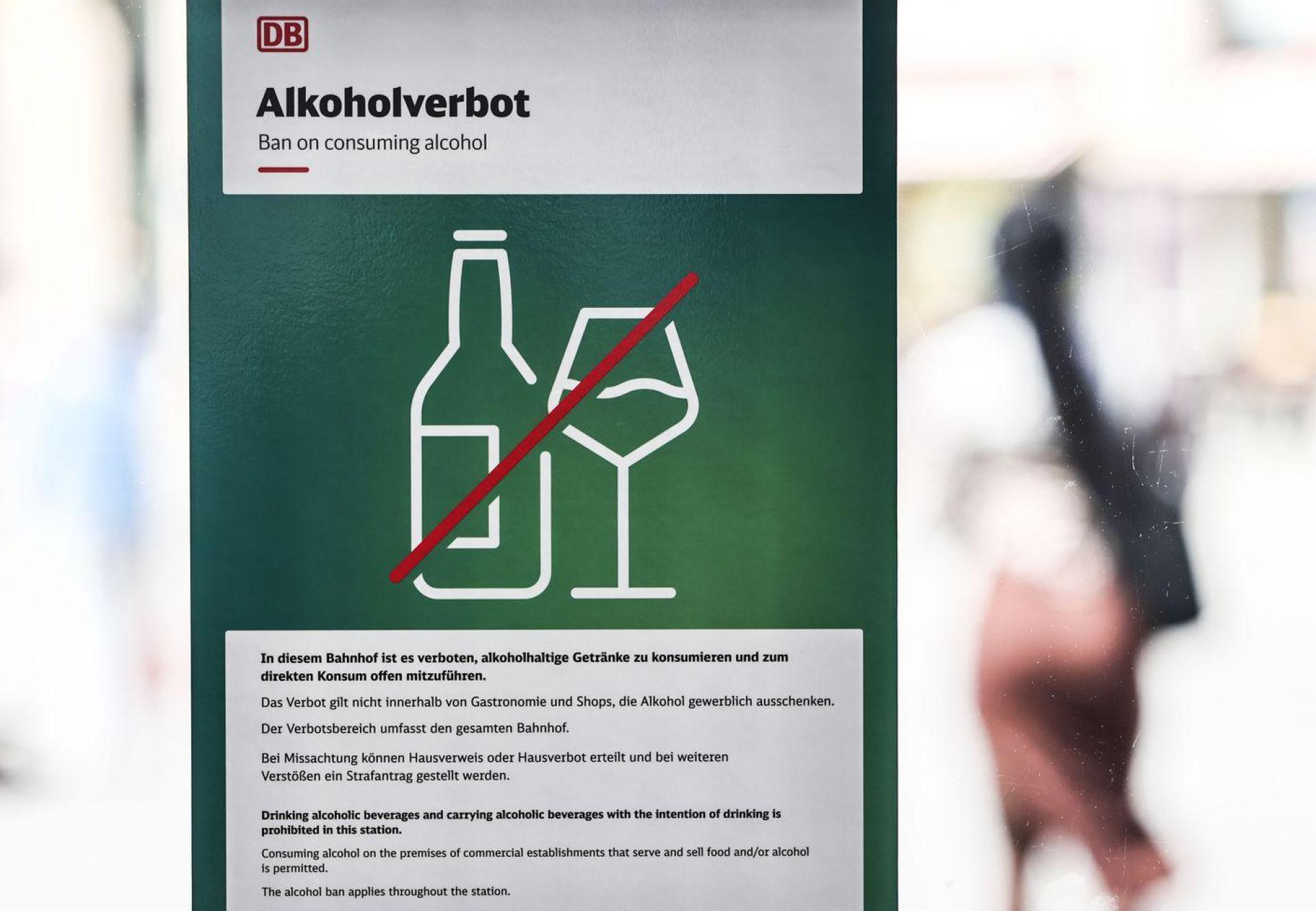 Die Deutsche Bahn führt bis Mitte Oktober ein flächendeckendes Alkoholkonsumverbot an allen rund 5.400 Bahnhöfen in Deutschland ein. (Archivbild) (Bild: Oliver Berg/dpa)