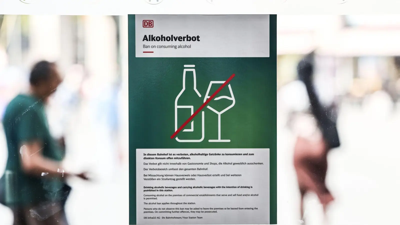 Die Deutsche Bahn führt bis Mitte Oktober ein flächendeckendes Alkoholkonsumverbot an allen rund 5.400 Bahnhöfen in Deutschland ein. (Archivbild) (Bild: Oliver Berg/dpa)