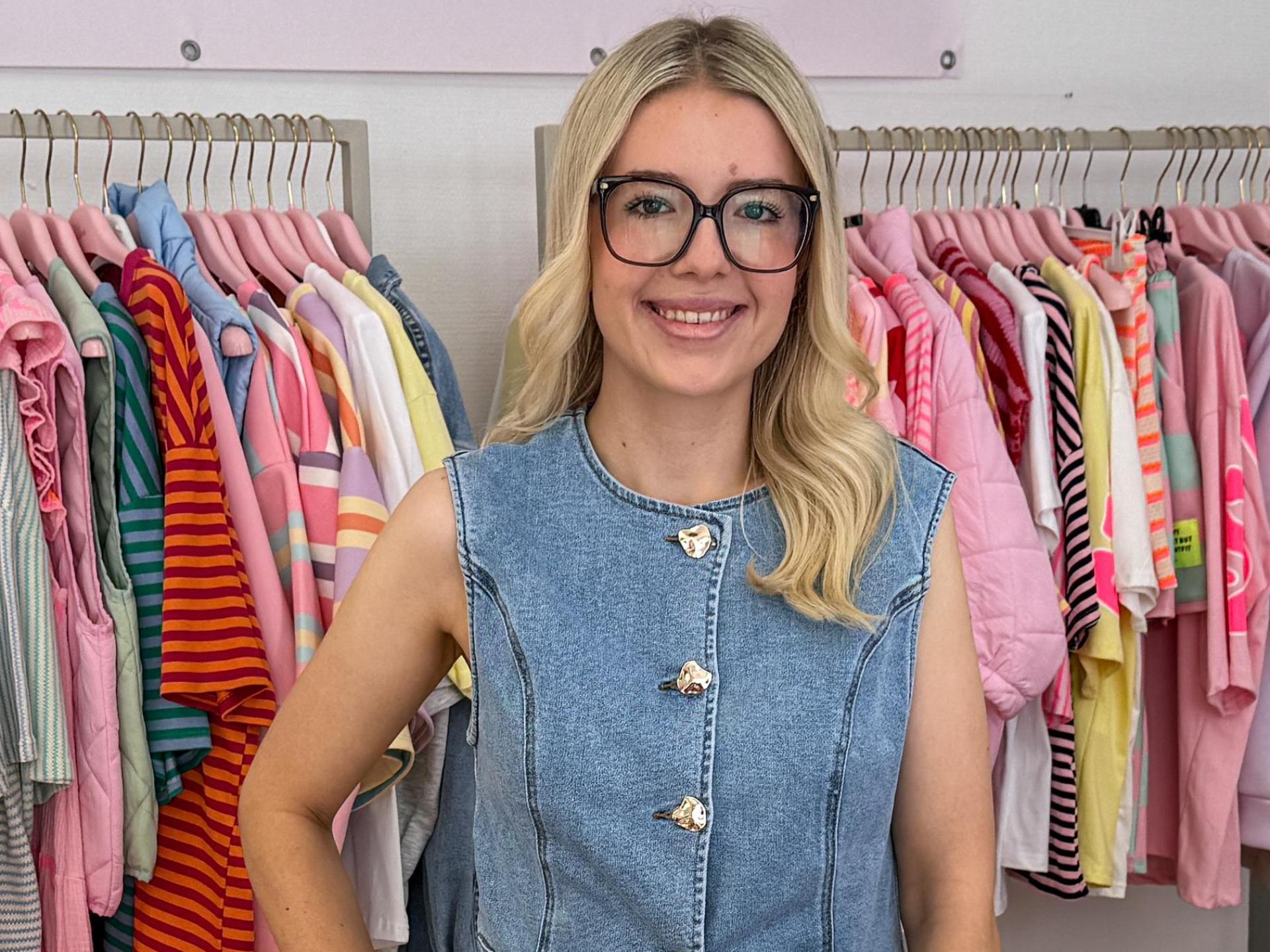 Luisa Schauer in ihrem Pop-up-Store in der Amberger Bahnhofstraße: Hier testet die junge Gründerin, ob ihr Erfolg im Online-Handel auch in einem Ladengeschäft funktioniert. (Bild: Petra Hartl)
