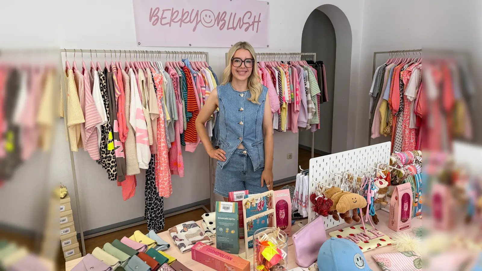 Luisa Schauer in ihrem Pop-up-Store in der Amberger Bahnhofstraße: Hier testet die junge Gründerin, ob ihr Erfolg im Online-Handel auch in einem Ladengeschäft funktioniert. (Bild: Petra Hartl)