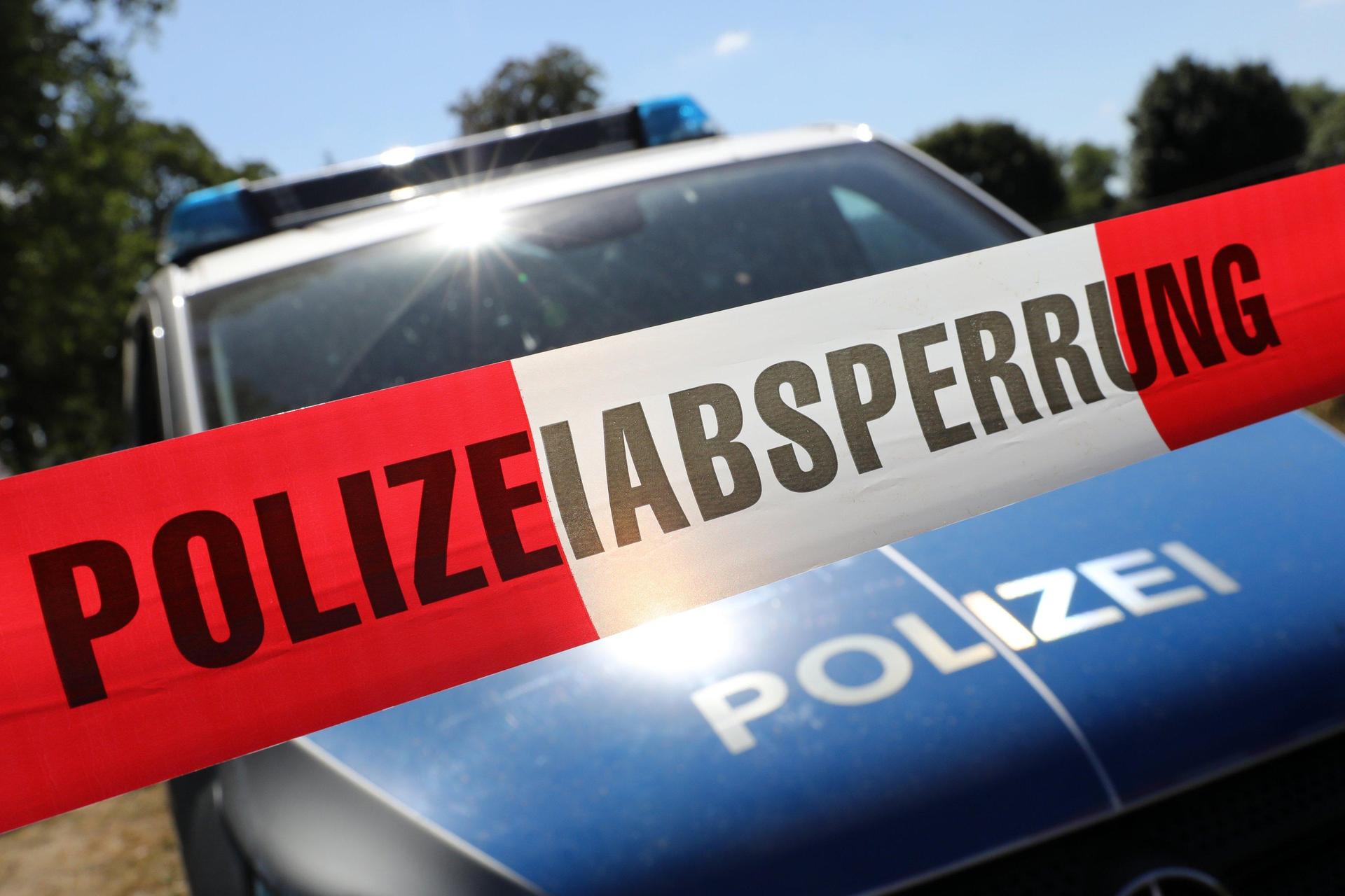 Forstarbeiter stoßen in einem Wald bei Marktredwitz auf Skelettteile. Die Polizei ermittelt in einem alten Vermisstenfall. (Symbolbild: Bernd Wüstneck)