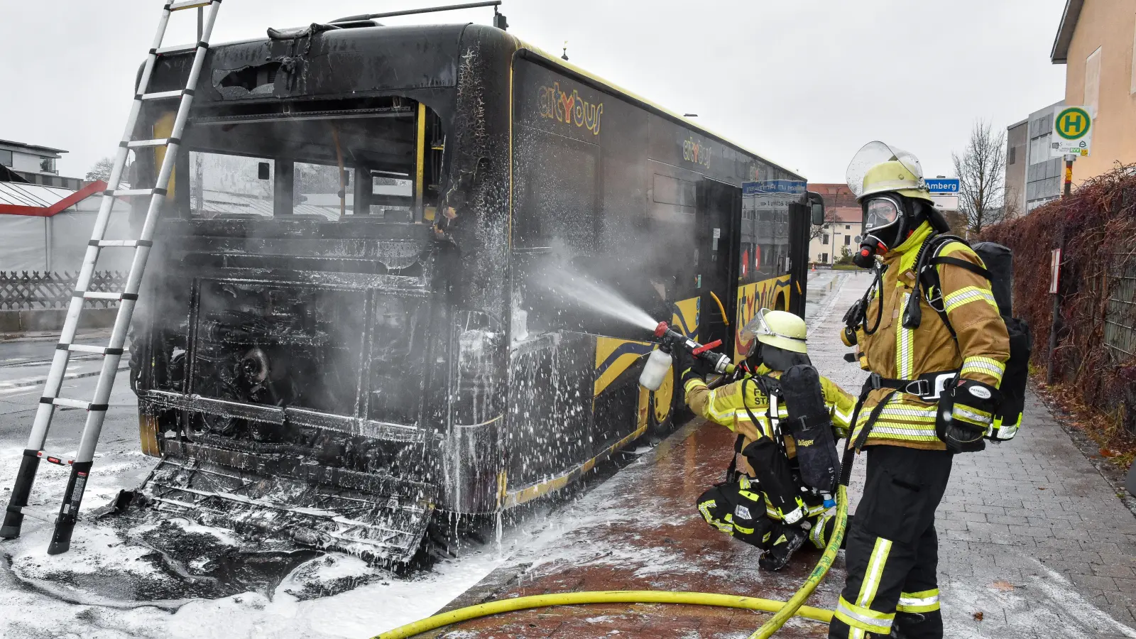 Auf dem Schießstätteweg in Amberg, direkt an der dortigen Bushaltestelle und nicht weit von der Feuerwache entfernt, hat am Freitag ein Citybus Feuer gefangen. (Bild: Stephan Huber)