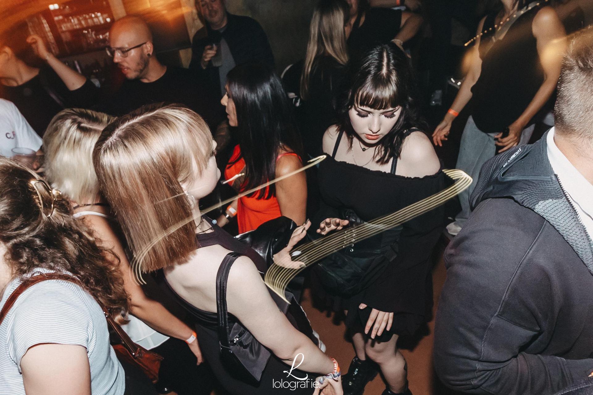 80's, 90's und 2000er: Die Fotos von Amberg tanzt im Trio. (Bild: Leonie Hartung)