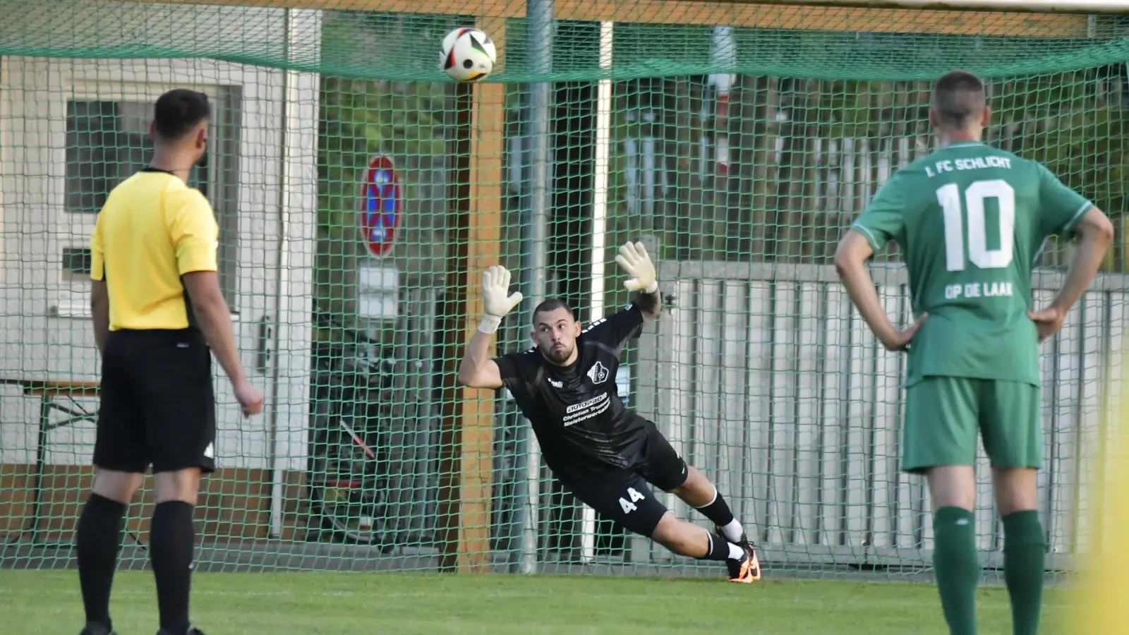 Torwart Felix Hummel kehrt vom 1. FC Schlicht zum FC Amberg zurück. (Archivbild: Hubert Ziegler)