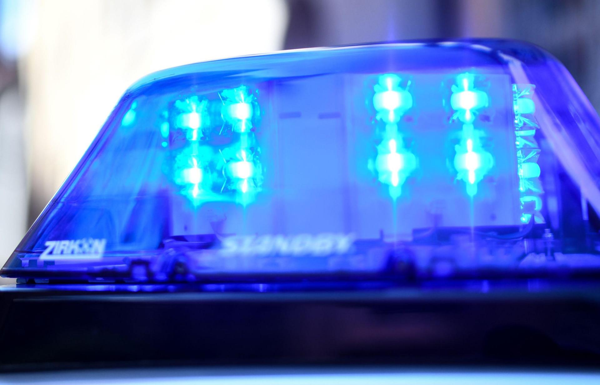 Seit Donnerstag wurde ein 24-Jähriger gesucht. Der Straftäter konnte von Polizisten in Plattling gefasst werden. (Symbolbild: adobestock.com)