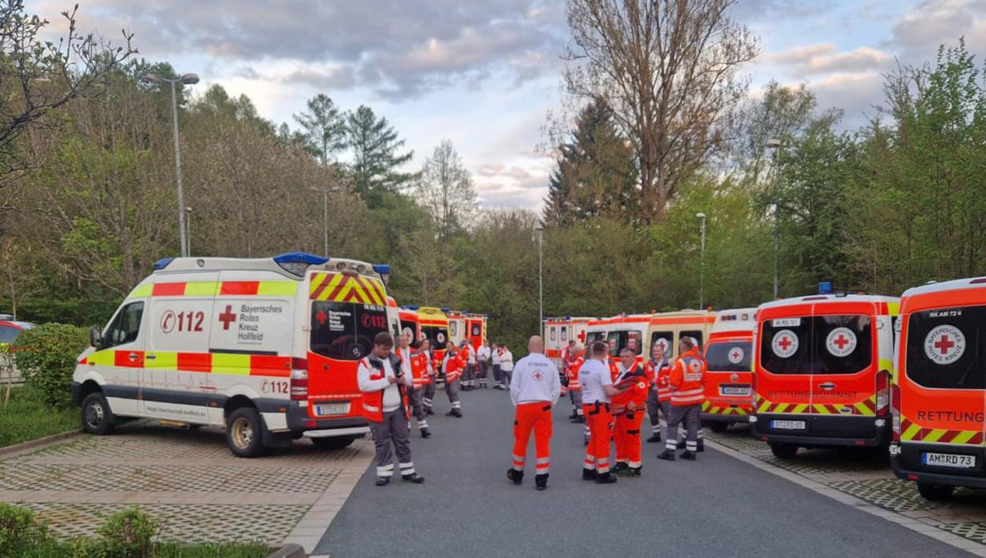 Viele Rettungswagen stehen vor der Sana-Klinik. Wegen des Austritts einer verdächtigen Substanz aus einem Kellerraum ist die Sana-Klinik in Pegnitz (Landkreis Bayreuth) geräumt worden. Mehrere Polizeistreifen, etwa 130 Mitglieder der umliegenden Feuerwehren und rund 100 Kräfte des Rettungsdienstes waren im Einsatz.  (Bild: picture alliance/dpa/vifogra)