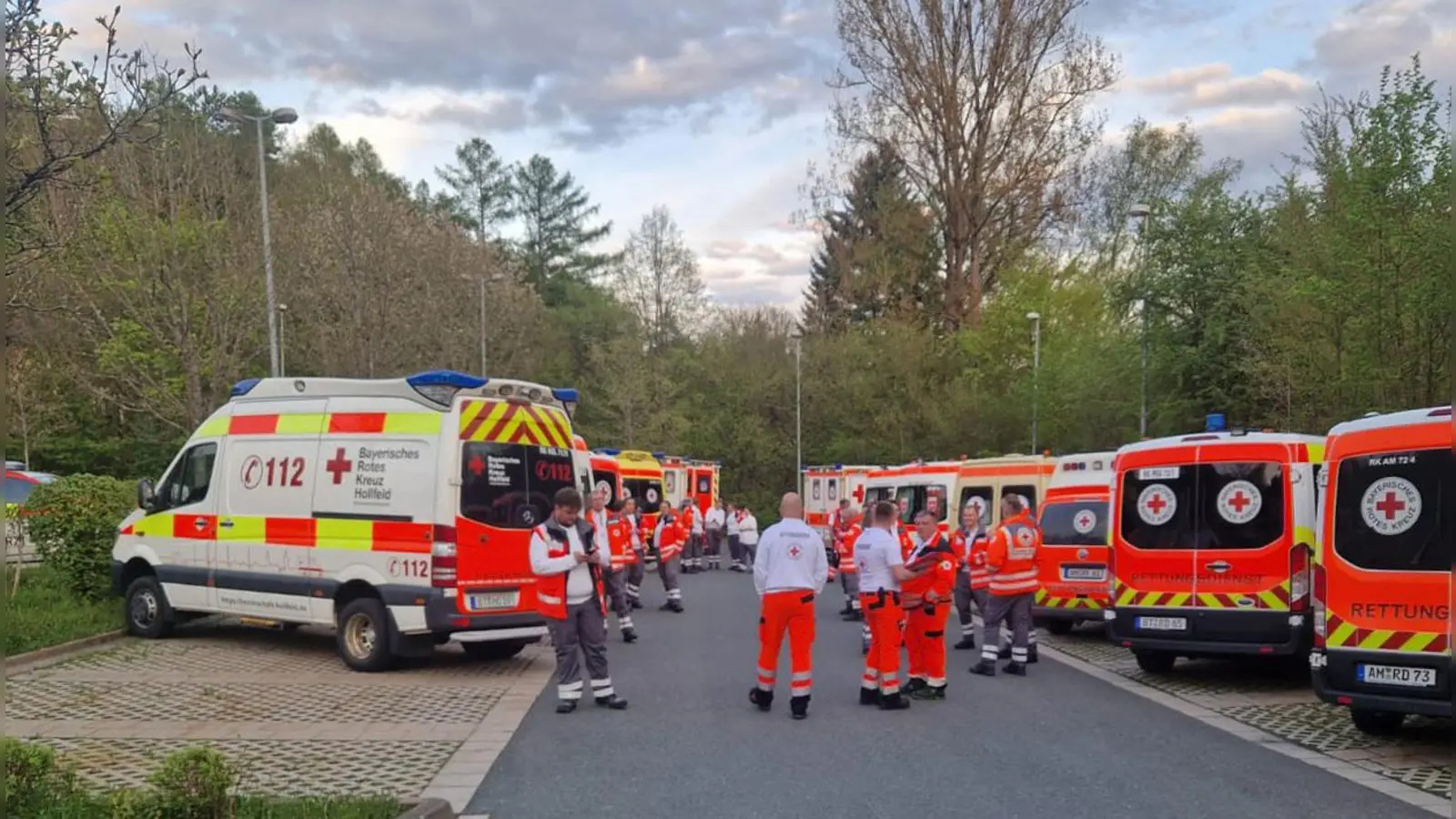 Viele Rettungswagen stehen vor der Sana-Klinik. Wegen des Austritts einer verdächtigen Substanz aus einem Kellerraum ist die Sana-Klinik in Pegnitz (Landkreis Bayreuth) geräumt worden. Mehrere Polizeistreifen, etwa 130 Mitglieder der umliegenden Feuerwehren und rund 100 Kräfte des Rettungsdienstes waren im Einsatz.  (Bild: picture alliance/dpa/vifogra)