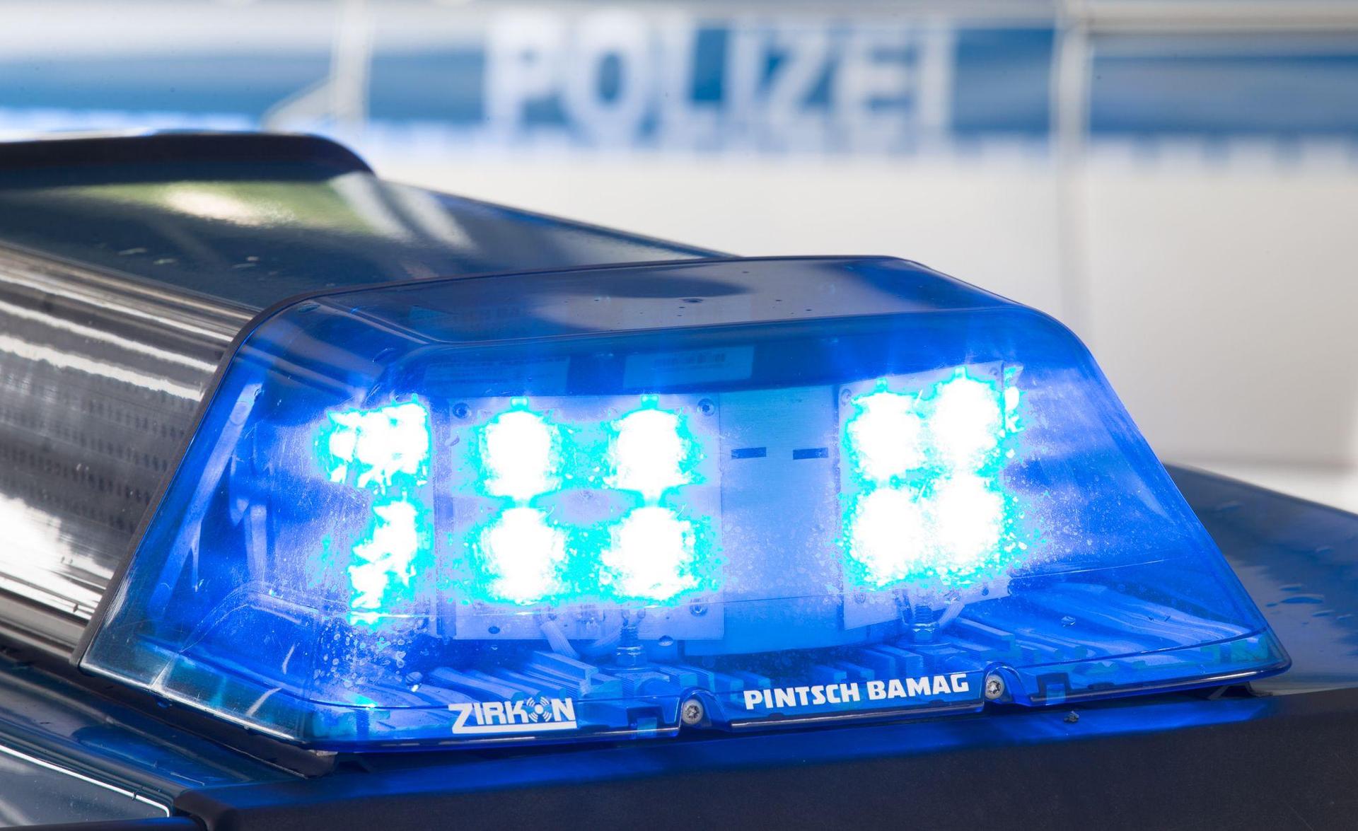 Die Polizei hat die Vermisstenmeldung für einen 69-Jährigen aus Neumarkt zurückgezogen. (Symbolbild: Friso Gentsch/dpa)