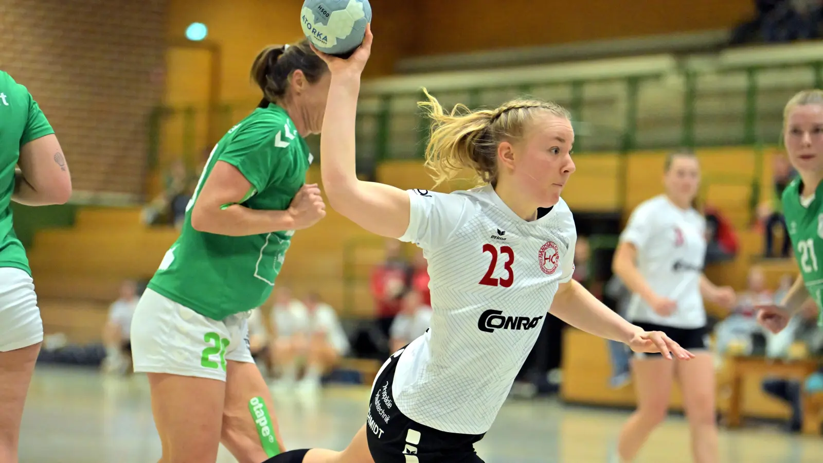 Selina Sensen (Szene aus einem früheren Spiel) traf in Bamberg drei Mal für den HC Sulzbach. (Archivbild: Hubert Ziegler)