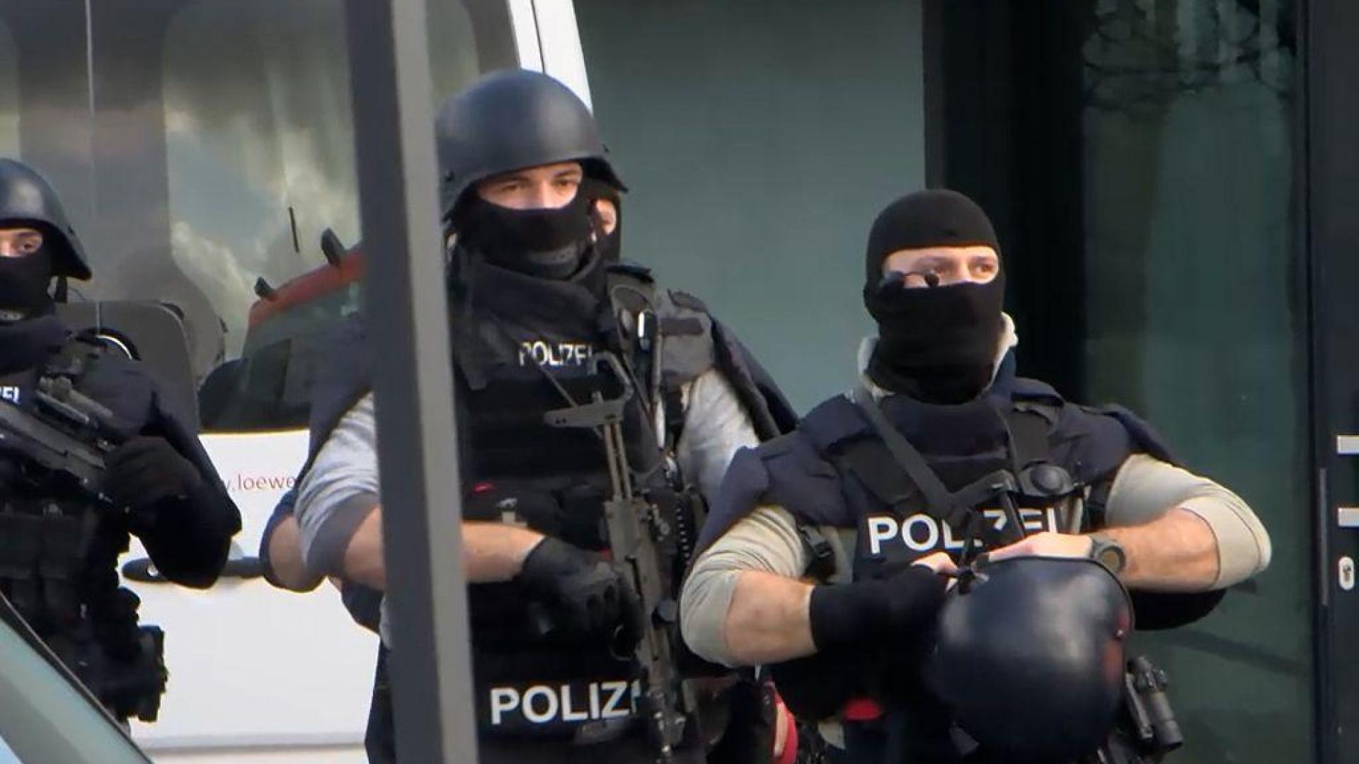 Spezialeinsatzkräfte der Polizei sind an der Schule im&nbsp;Einsatz. (Bild: René Priebe/dpa)