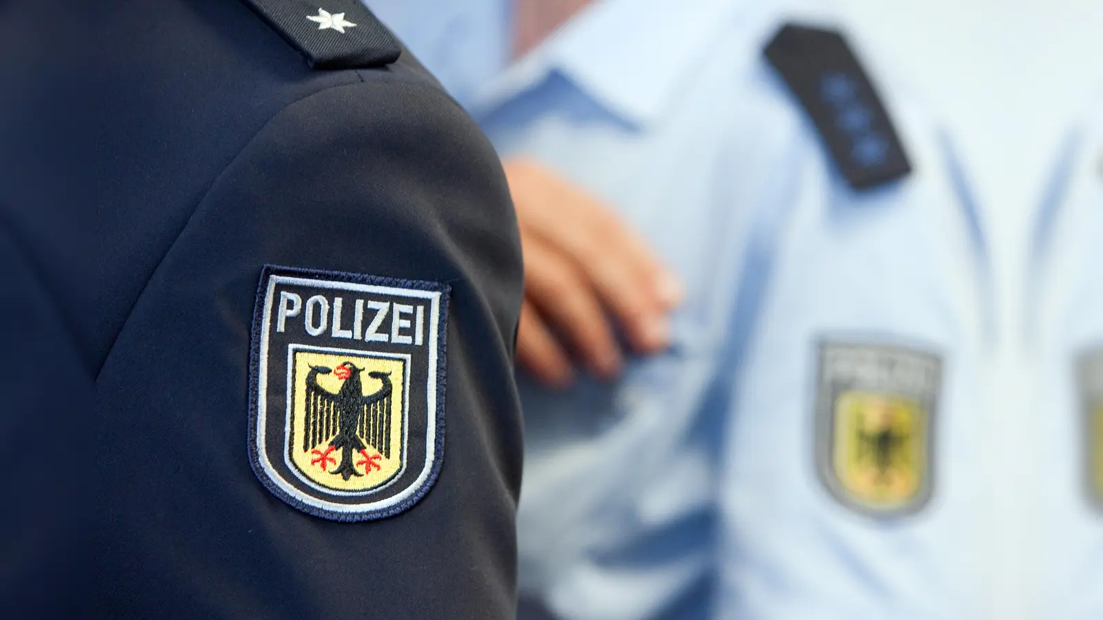 Die Bundespolizei Waidhaus nimmt am Wochenende mehrere Gesuchte fest und beschlagnahmt zahlreiche Waffen. (Bild: Friso Gentsch/dpa)