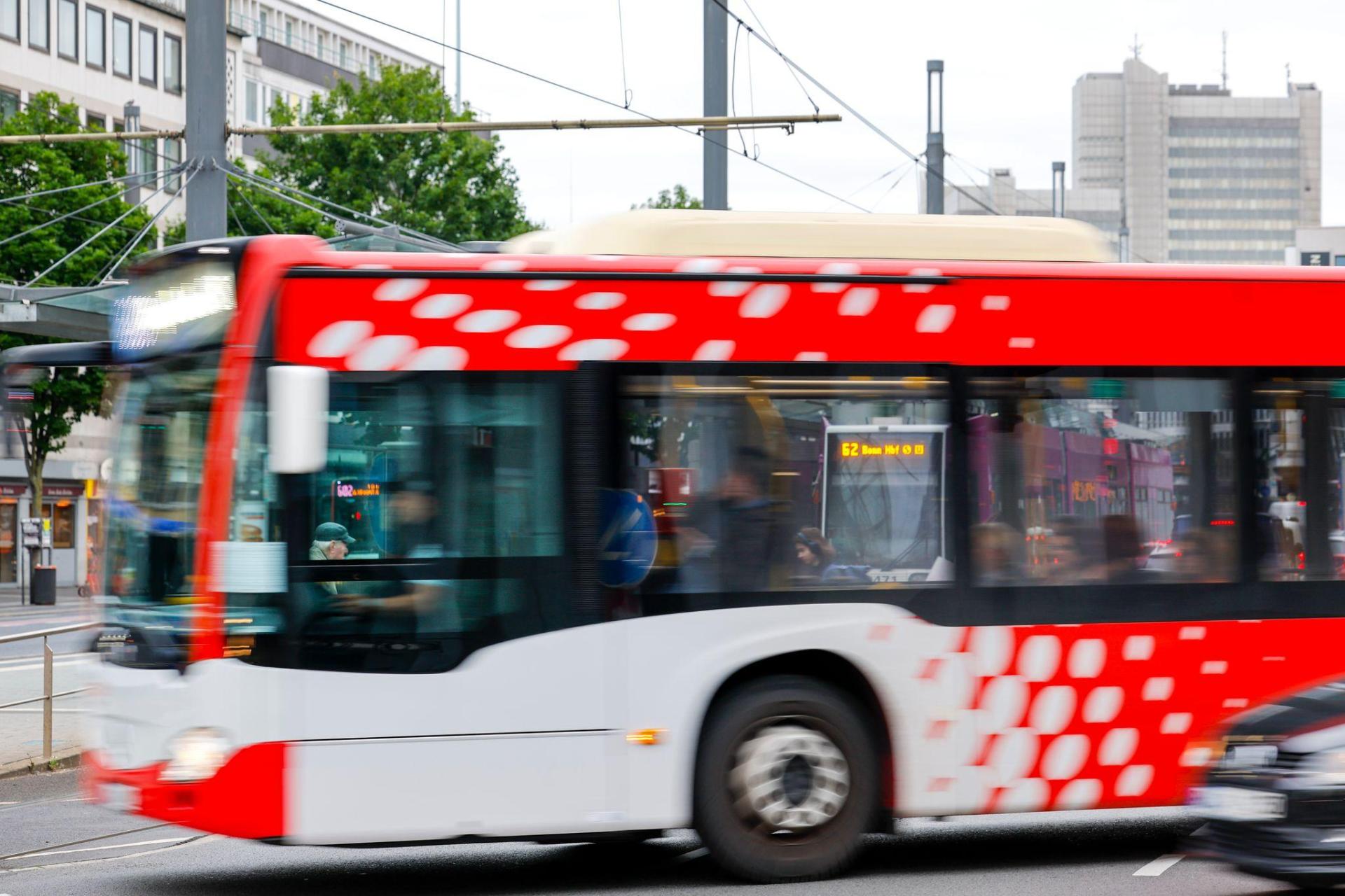 In Siebeneichen bei Sulzbach-Rosenberg kommt es ab 6. Juli zu Verkehrseinschränkungen. Die Buslinien 420, 426 und 486 sind betroffen. Eine Ersatzhaltestelle wird eingerichtet. (Bild: Thomas Banneyer/dpa)