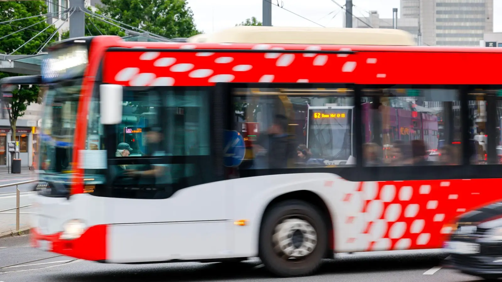In Siebeneichen bei Sulzbach-Rosenberg kommt es ab 6. Juli zu Verkehrseinschränkungen. Die Buslinien 420, 426 und 486 sind betroffen. Eine Ersatzhaltestelle wird eingerichtet. (Bild: Thomas Banneyer/dpa)