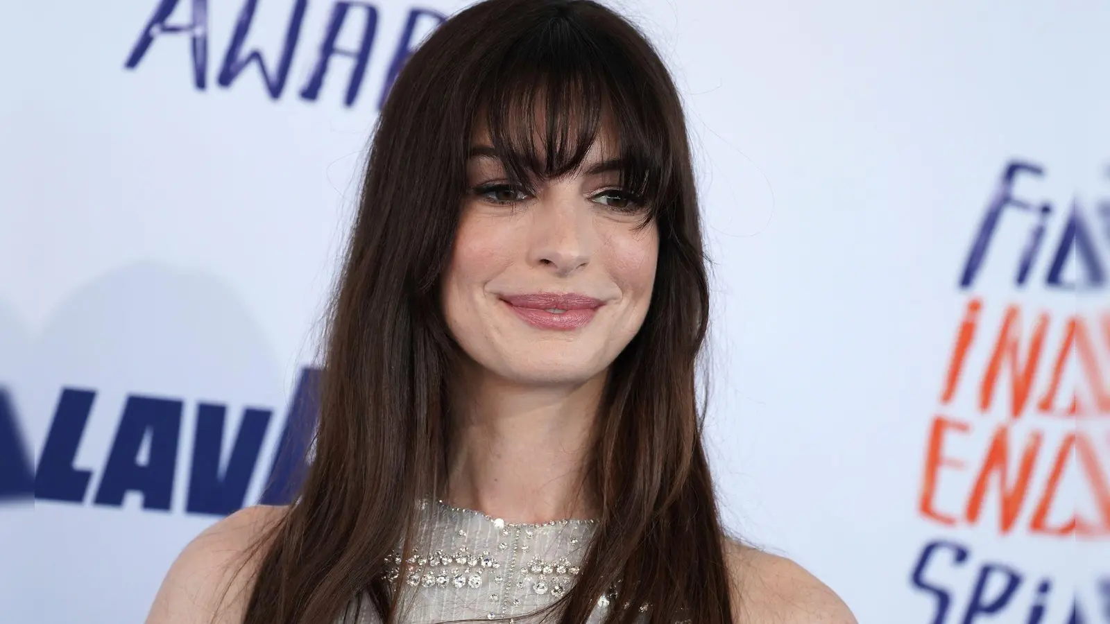 Anne Hathaway kehrt in ihrer beliebten Prinzessinnen-Rolle zurück. (Archivbild) (Bild: Jordan Strauss/Invision/AP/dpa)