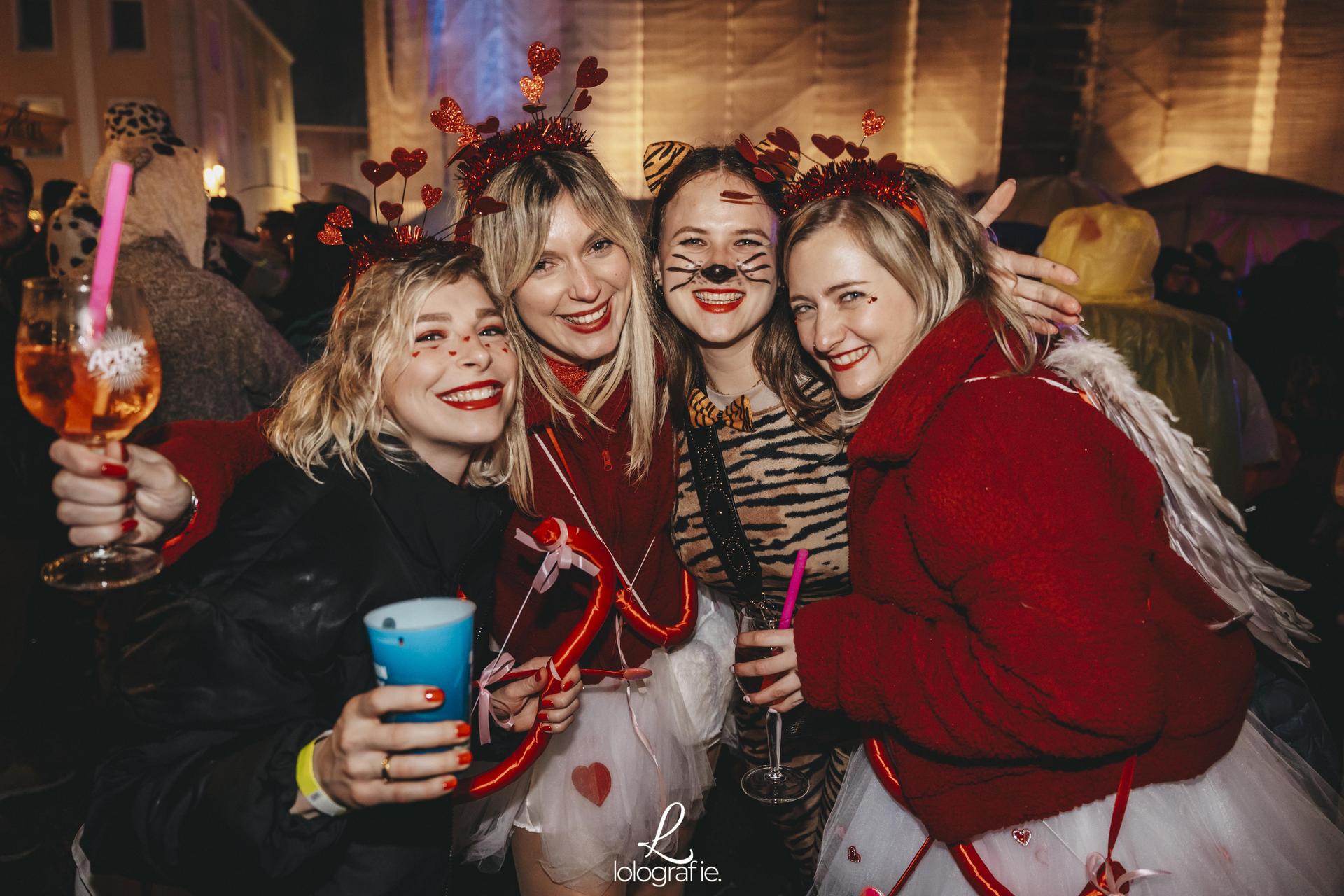 Hexennacht in Amberg. Die Fotos vom Weiberfasching am Marktplatz, exklusiv auf Amberg24.de (Bild: Lolografie)