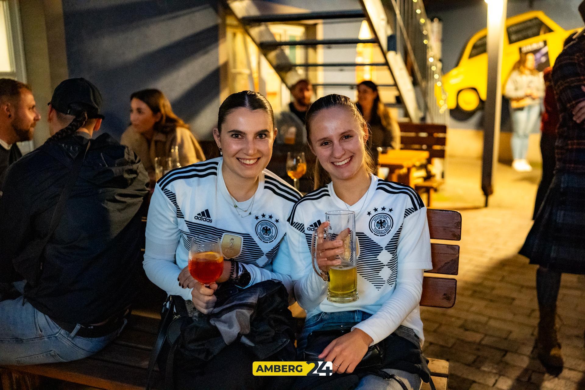 Beim Public Viewing in Amberg war schon ein bissl was los. So habt ihr den Sieg der Deutschen verfolgt. (Bild: Fotografie Lako)