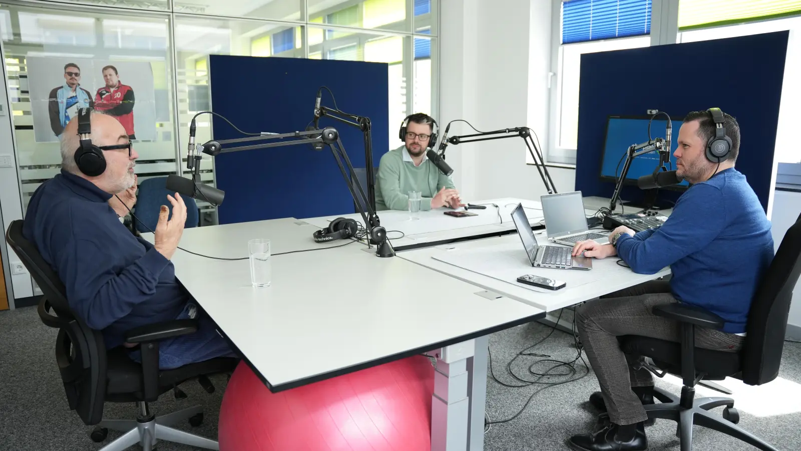 Frank Werner (von links), Fabian Leeb und Thomas Webel von Oberpfalz-Medien analysieren in der neuen Folge des „Powerplay”-Podcasts die Ausgangslage der Blue Devils Weiden vor dem sechsten und vielleicht entscheidenden Play-off-Finale bei den Hannover Scorpions. (Bild: Graf, Jakob)