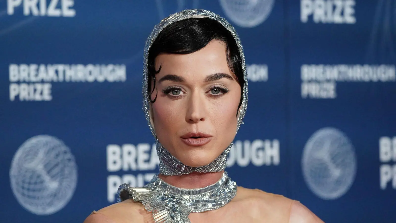 Katy Perry startet am Montag in der Wüste in Texas ins All. (Archivbild) (Bild: Jordan Strauss/Invision via AP/dpa)