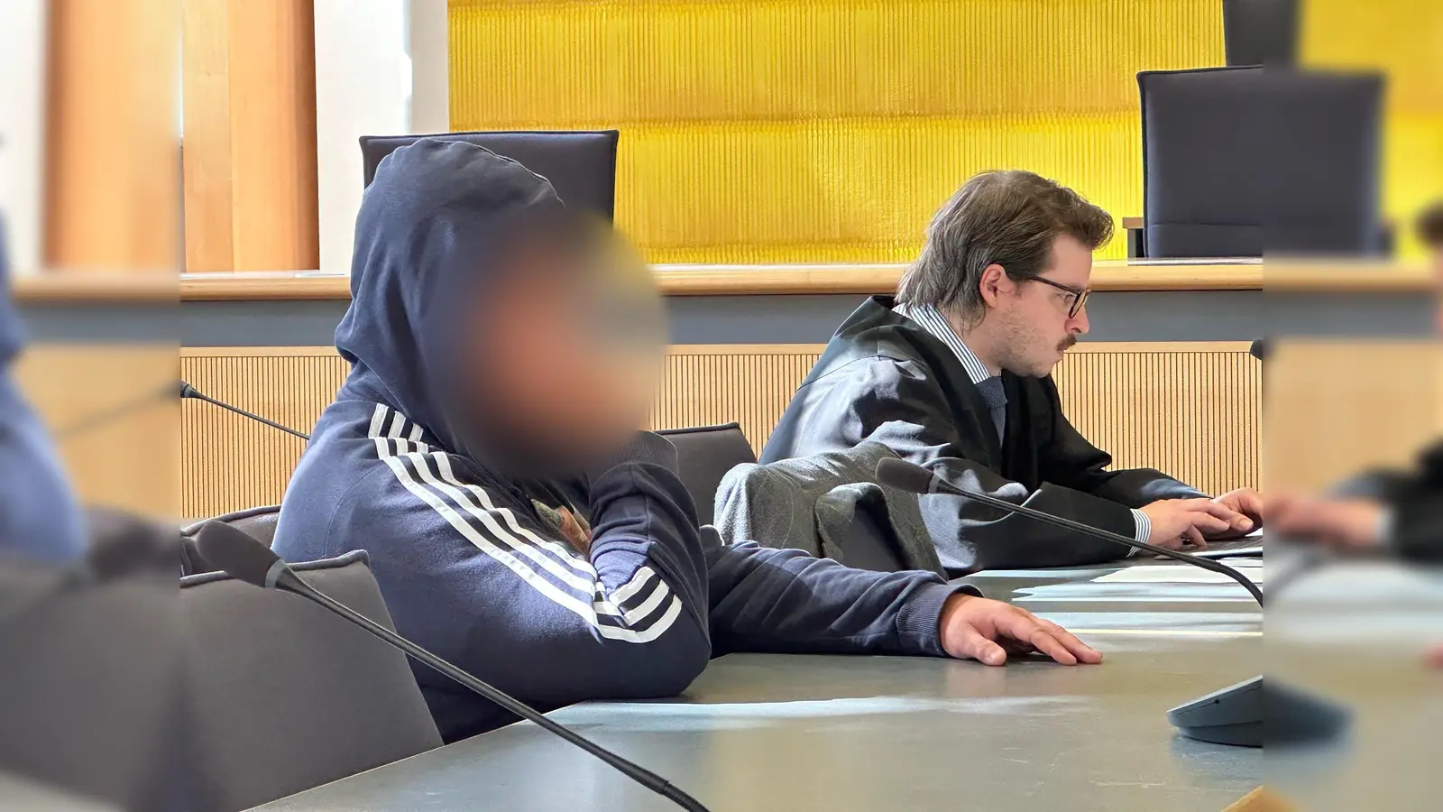 Weil er einen jungen Mann von der Steinernen Brücke in Regensburg gestoßen hat, ist für einen 29 Jahre alten Deutschen die Unterbringung in einem psychiatrischen Krankenhaus angeordnet worden. (Bild: Ute Wessels)