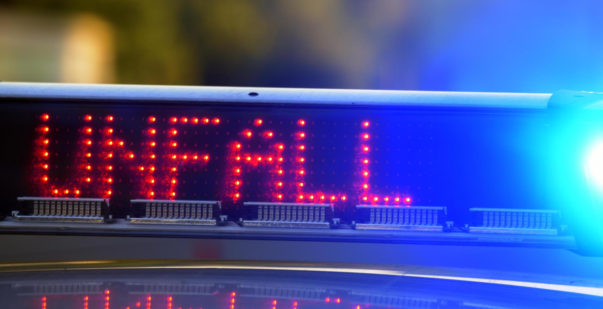 Ein 89-Jähriger hat einen Lkw übersehen. Es kam zu einem heftigen Unfall. (Symbolbild: Stefan Puchner/dpa)