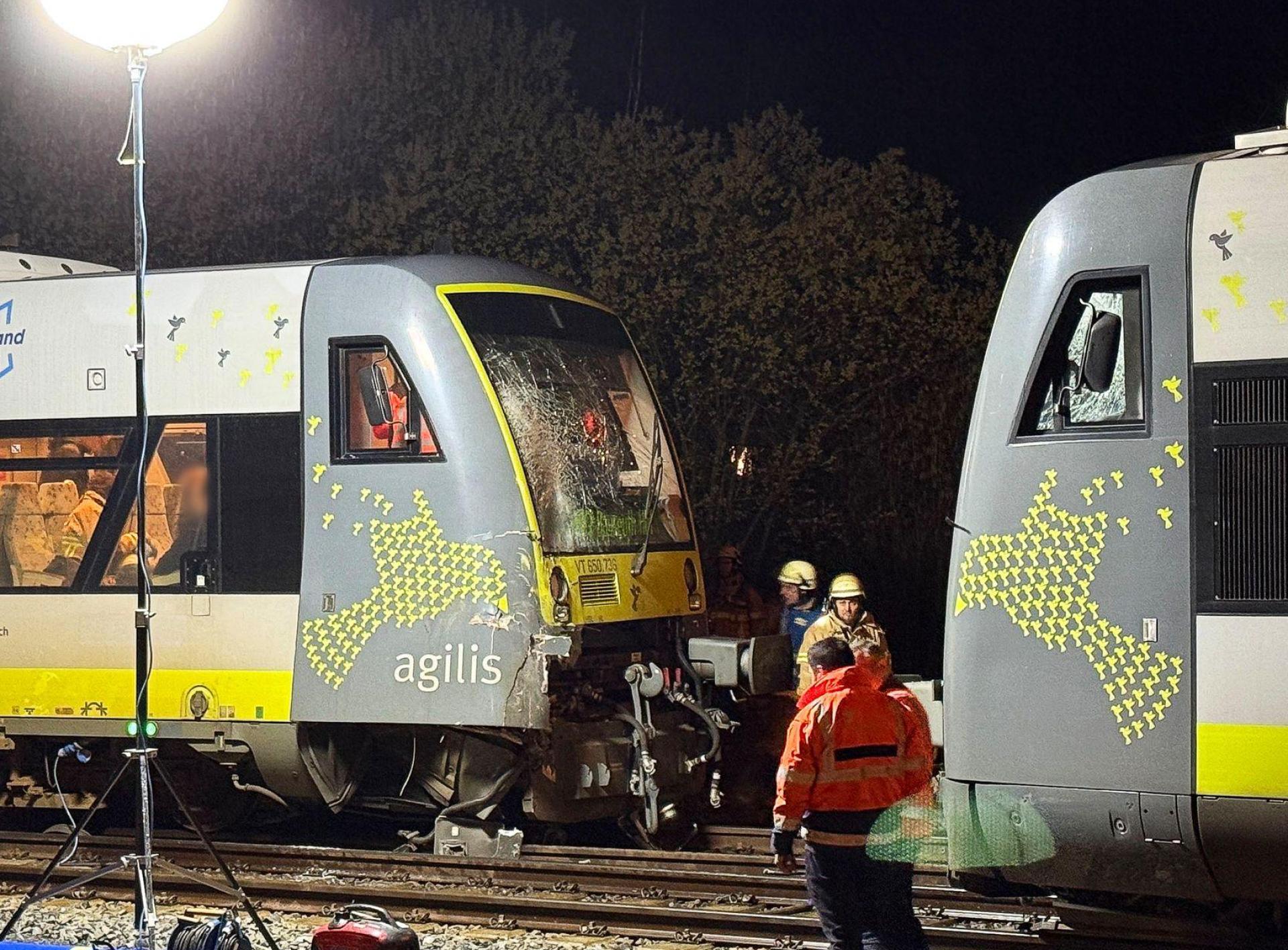 Bei der Kollision zweier Regionalzüge im Bayreuther Hauptbahnhof sind drei Menschen leicht verletzt worden.  (Bild: Ferdinand Merzbach/News5/dpa)