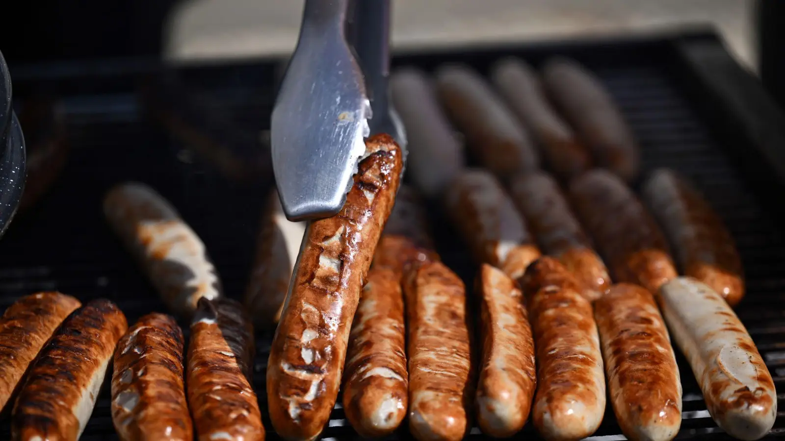 Ein 18-Jähriger wählte auf dem Hofer Volksfest den Notruf wegen des Bratwurstpreises. Statt Rabatt bekam eine Anzeige. (Symbolbild: Martin Schutt/dpa)
