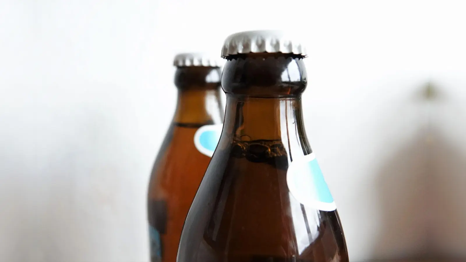 Ein 21-Jähriger bezahlt eine Flasche Bier an der Kasse, weiteren Alkohol und Lebensmittel will er aber stehen - wird dabei aber erwischt.  (Bild: Ann-Marie Utz/dpa)