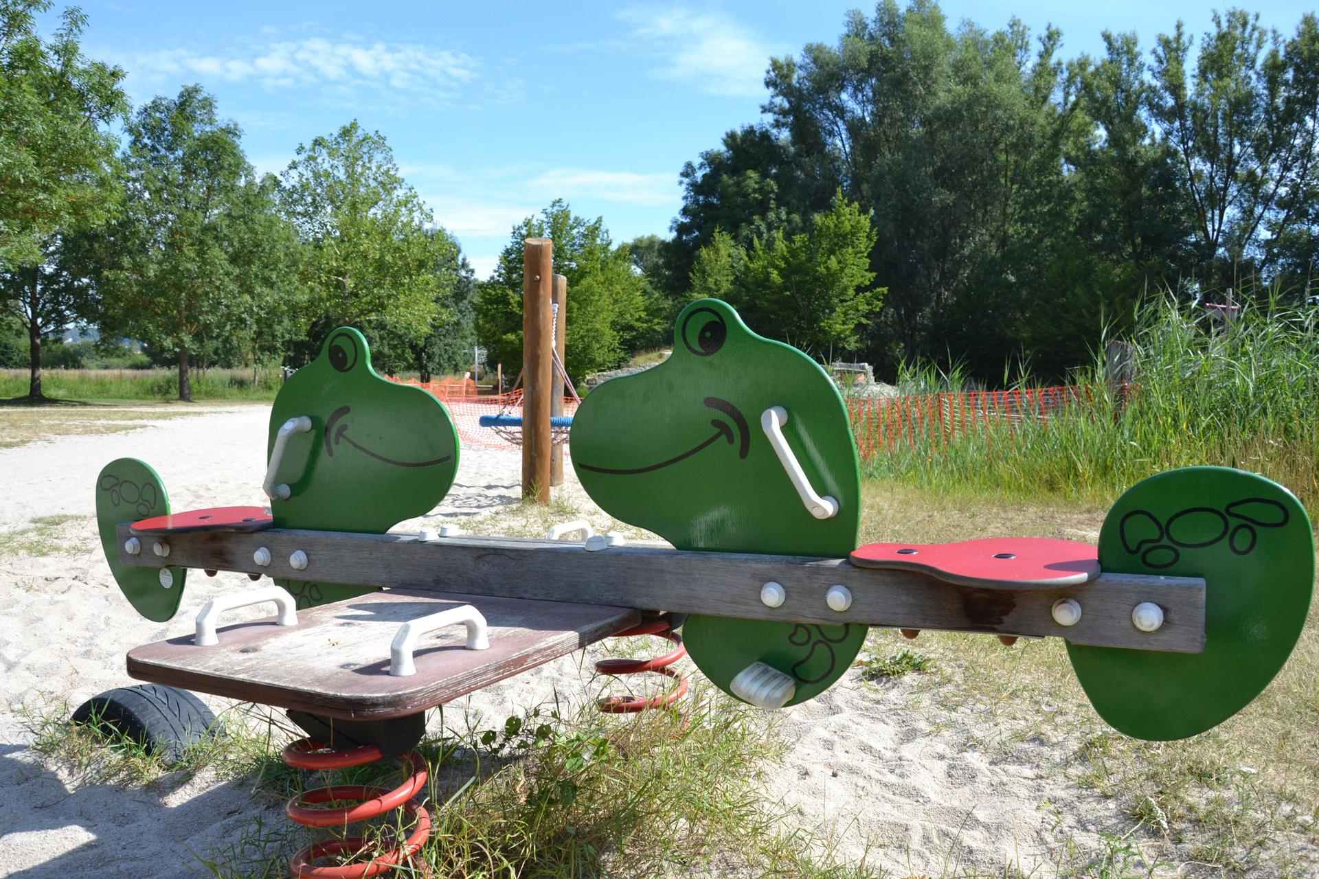 Auf Spielgeräten wie diesen können Kinder wippen. In Kümmersbruck wurde jetzt von einem Federwipptier der Kopf abgerissen. (Symbolbild: tk)