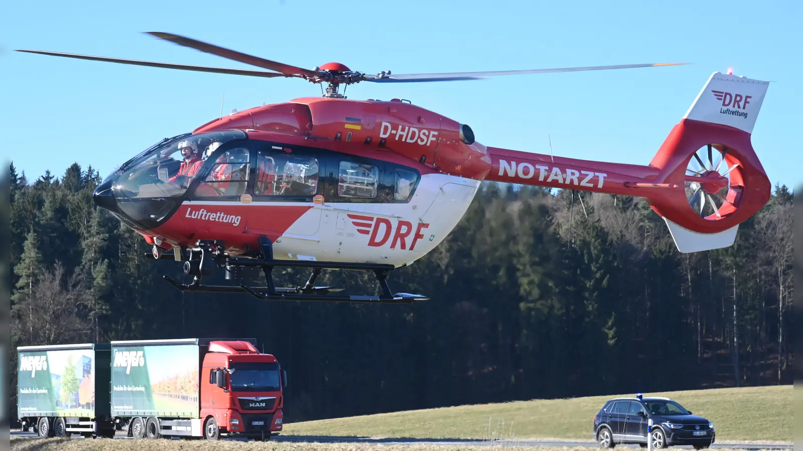 Bei Pesensricht kam es auf der Staatsstraße 2168 am Dienstagmorgen zu einem schweren Unfall. Auch der Rettungshubschrauber war im Einsatz. (Bild: gf)