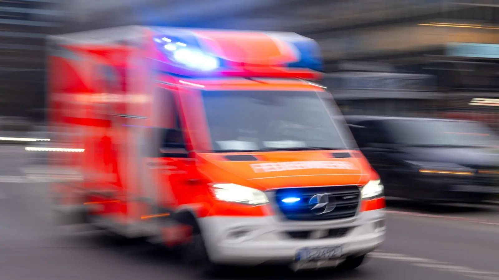 Eine Frau stürzt in Poppenricht mit dem Fahrrad und erleidet schwere Verletzungen. (Bild: Monika Skolimowska/dpa)