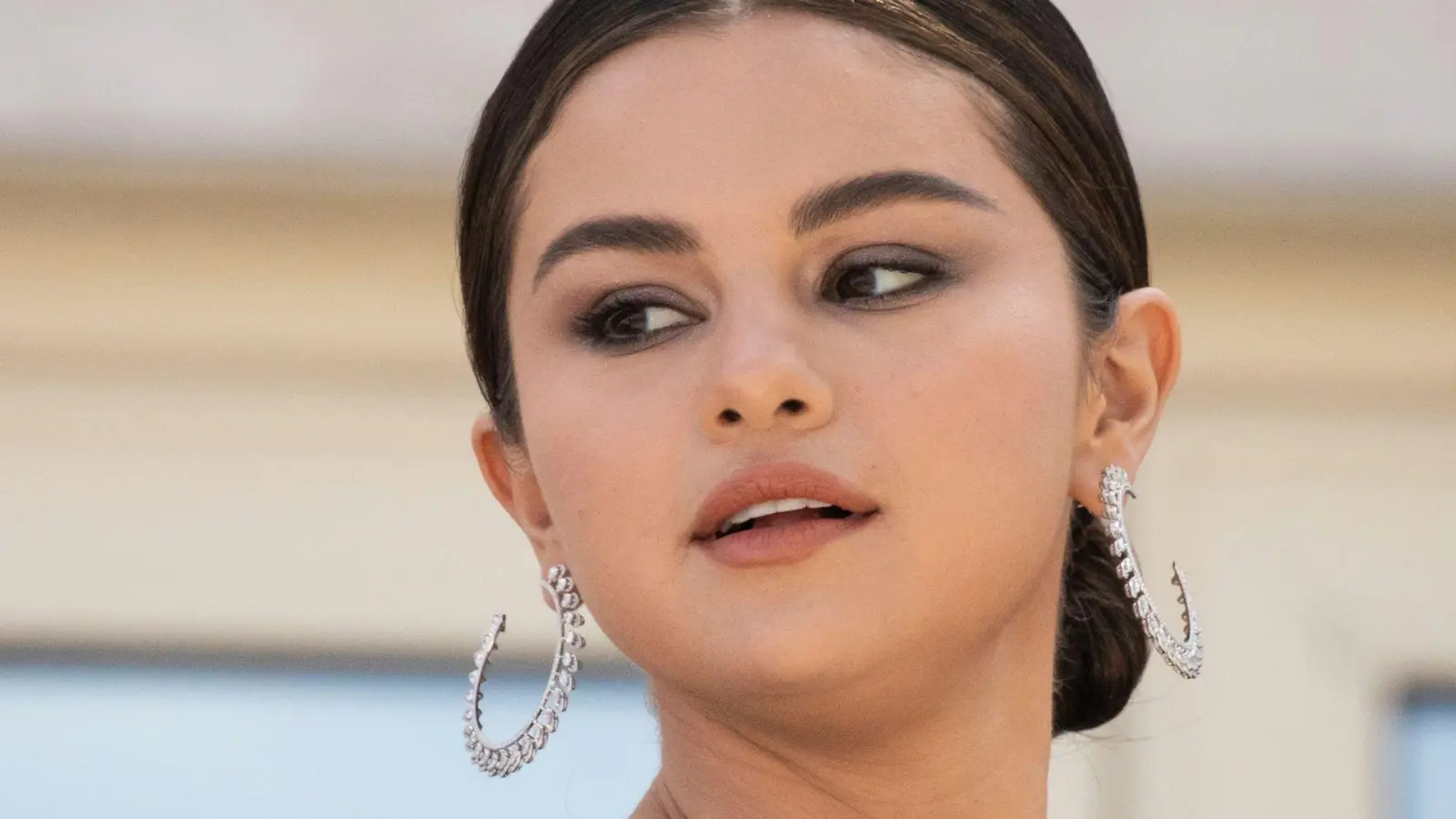 Selena Gomez trägt aktuell einen Gipsverband. (Bild: Vianney Le Caer/Invision/AP/dpa)