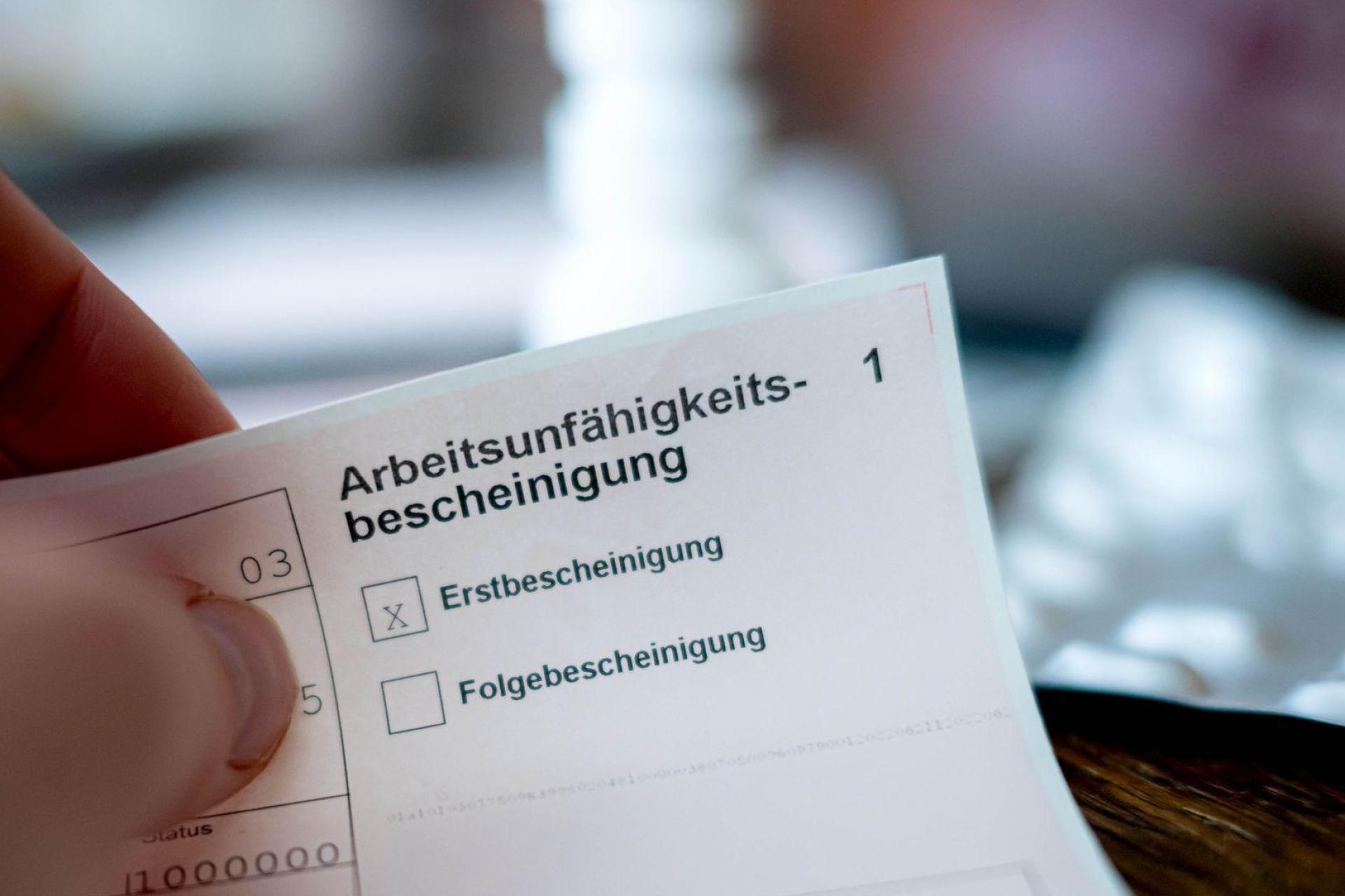 Regeln für Arbeitsunfähigkeitsbescheinigungen sollen verschärft werden. (Symbolbild) (Bild: Sina Schuldt/dpa)