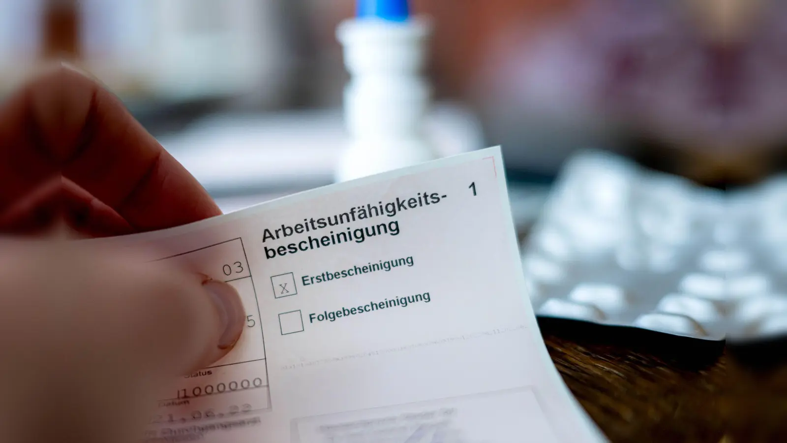 Regeln für Arbeitsunfähigkeitsbescheinigungen sollen verschärft werden. (Symbolbild: Sina Schuldt/dpa)