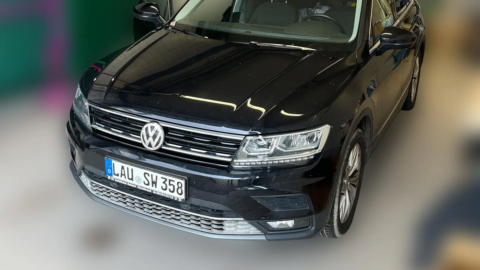 Das Fahrzeug des Tatverdächtigen: Ein VW Tiguan, schwarz, Kennzeichen: LAU-SW 358. (Bild: Polizeipräsidium Mittelfranken)