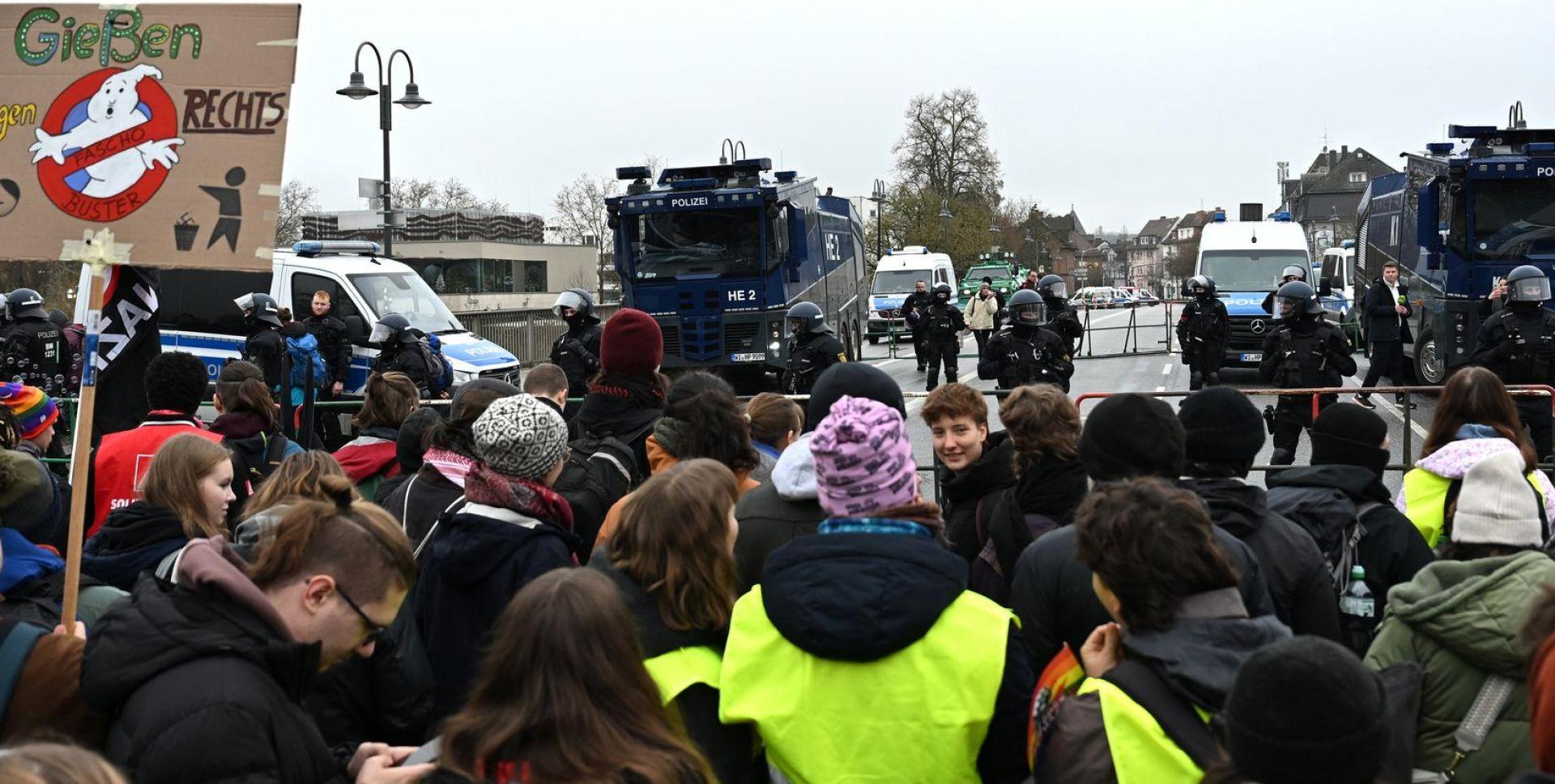 Erste Verletzte erreichen das Uniklinikum.  (Bild: Michael Brandt/dpa)