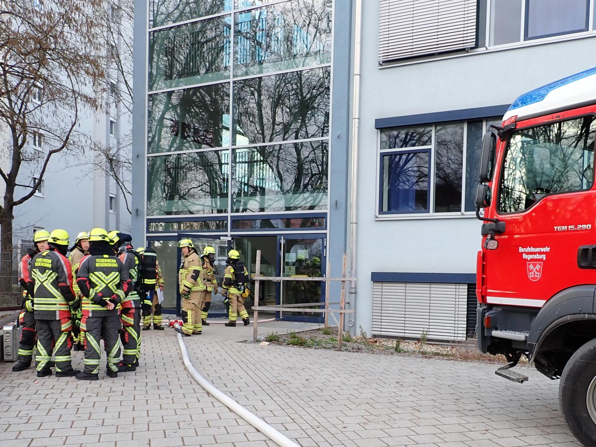 Im Regensburger Stadtteil Reinhausen brannte am Donnerstag eine Schultoilette. Die Berufsfeuerwehr Regensburg war schnell vor Ort.  (Bild: Berufsfeuerwehr Regensburg)