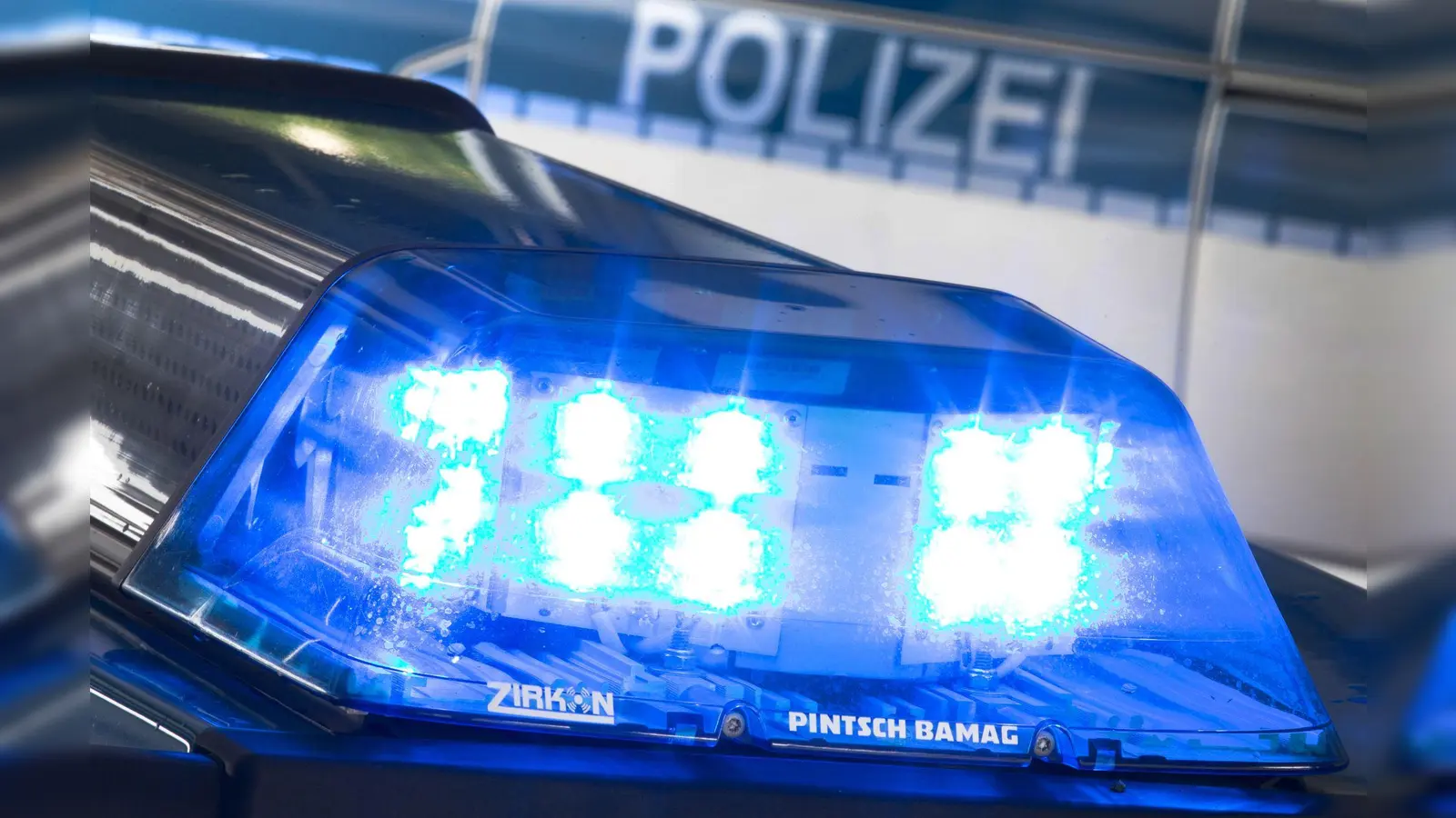 In Sulzbach-Rosenberg ist es zu einem Unfall gekommen.  (Symbolbild: Friso Gentsch/dpa)