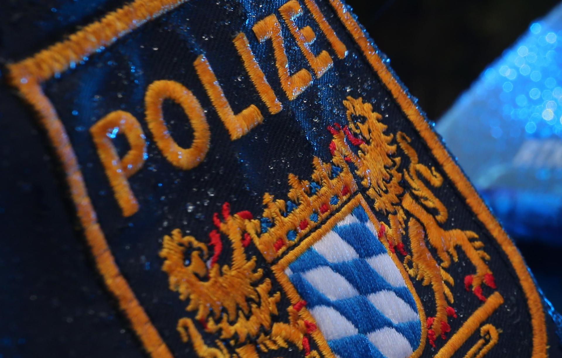 Weil er erst in eine Leitplanke und dann in eine Warnbake fuhr, muss ein 85-jähriger jetzt um seinen Führerschein bangen.  (Symbolbild: Karl-Josef Hildenbrand/dpa)