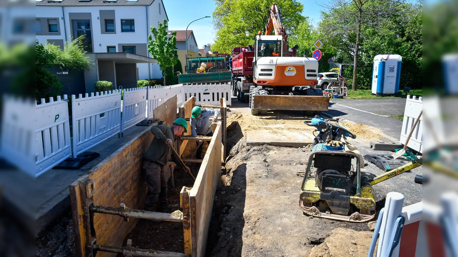 Die Jahnstraße war im Mai wegen eines Wasserrohrbruchs gesperrt. Jetzt müssen Autofahrer erneut Umleitungen akzeptieren.  (Bild: Petra Hartl)
