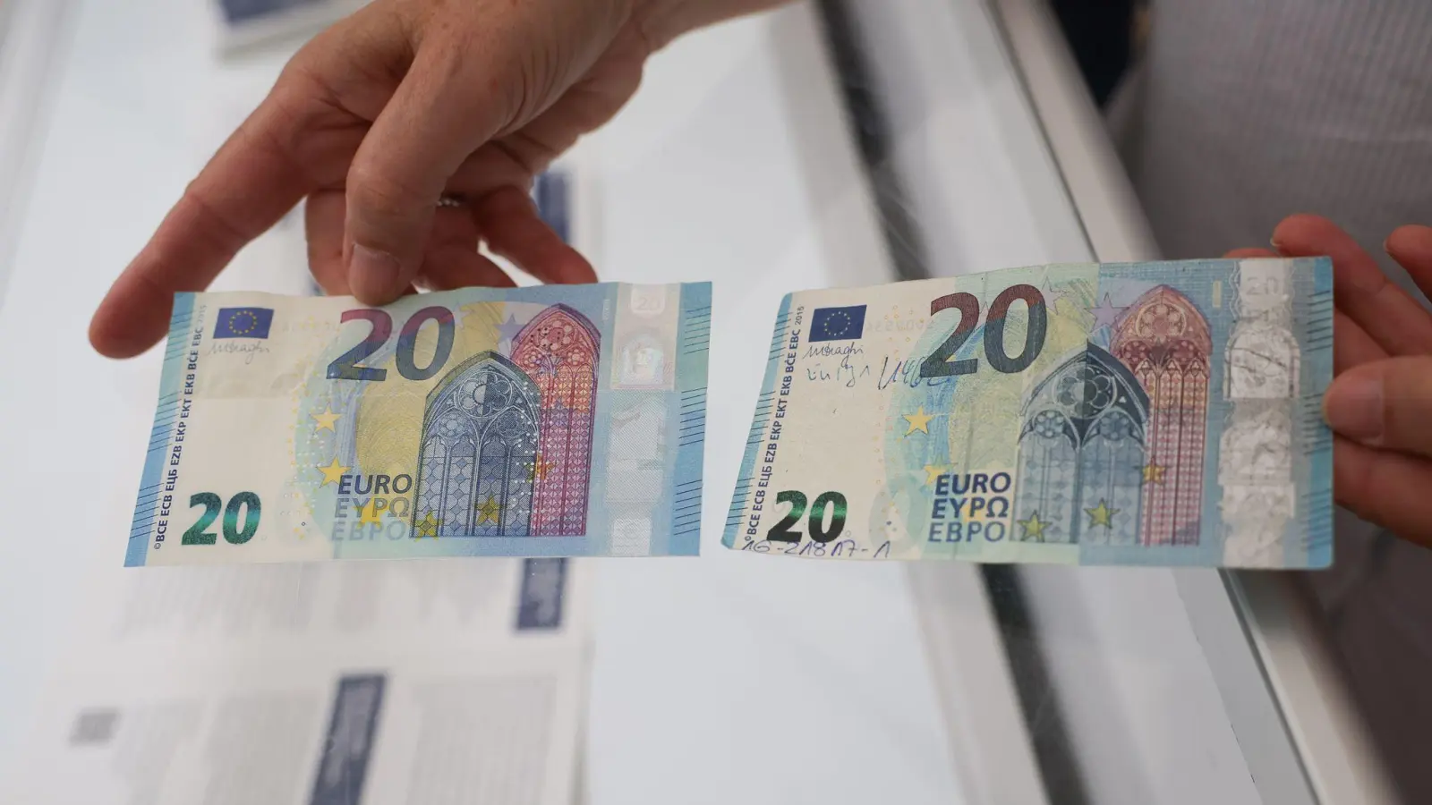 Falschgeld kann etwa im Vergleich mit originalen Banknoten oder durch das Prinzip „Fühlen, Sehen, Kippen“ erkannt werden. (Symbolbild) (Bild: Christian Charisius/dpa)