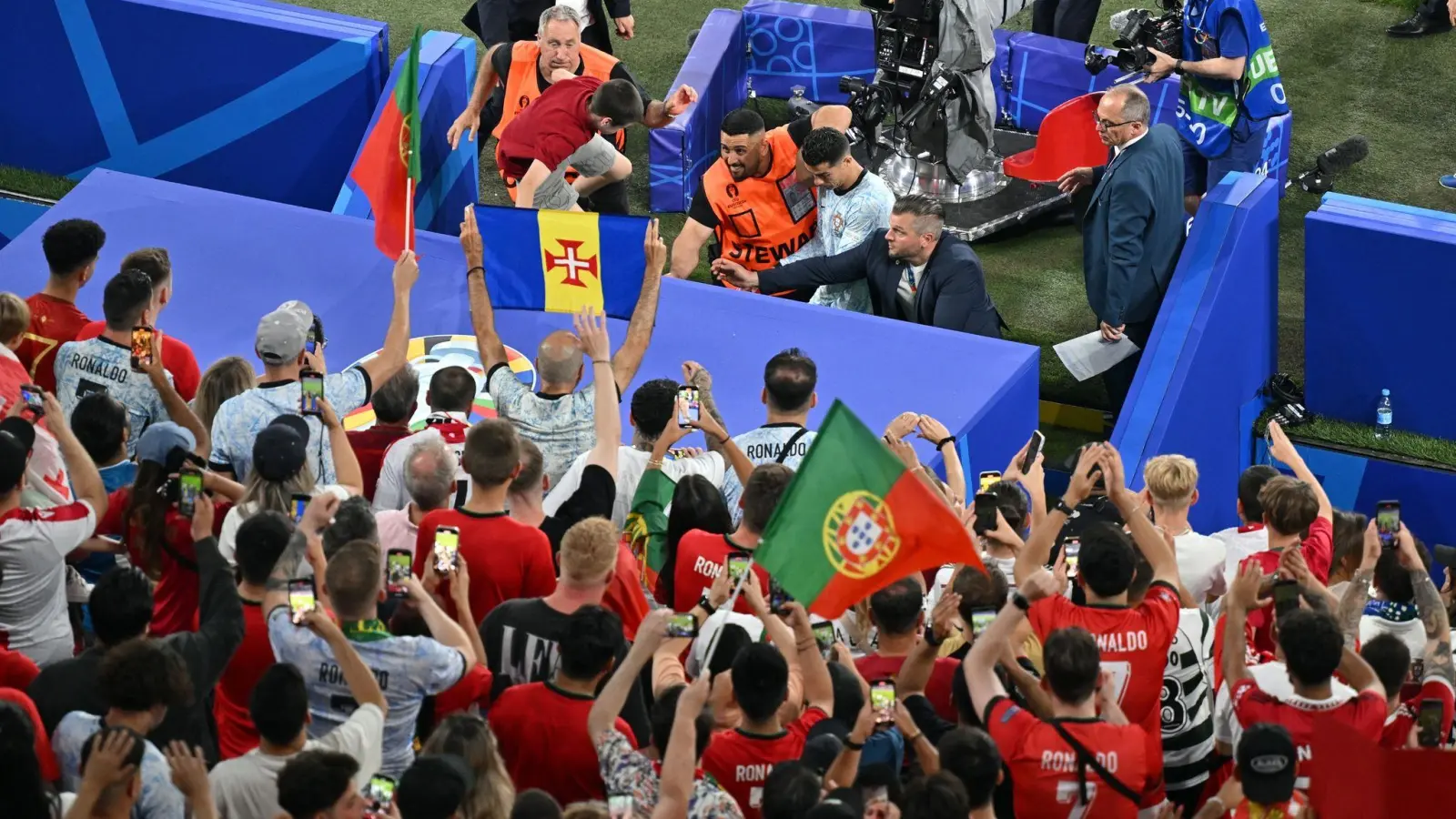 Ordner begrleiten Portugals Cristiano Ronaldo nach dem Spiel in die Kabine. (Bild: Bernd Thissen/dpa)