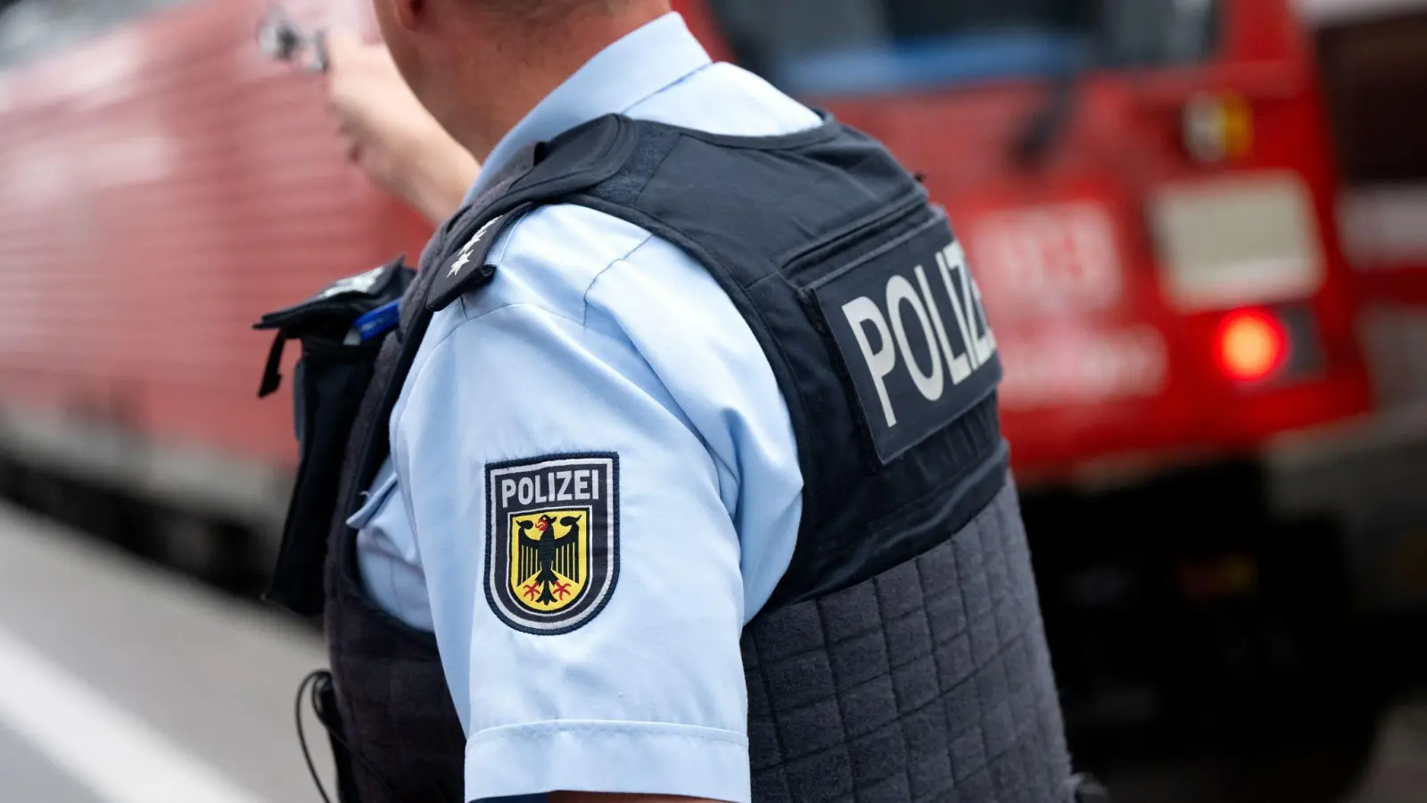 Bundespolizisten durchsuchten die Sachen, die der Junge bei sich hatte. (Symbolbild) (Bild: Sven Hoppe/dpa)