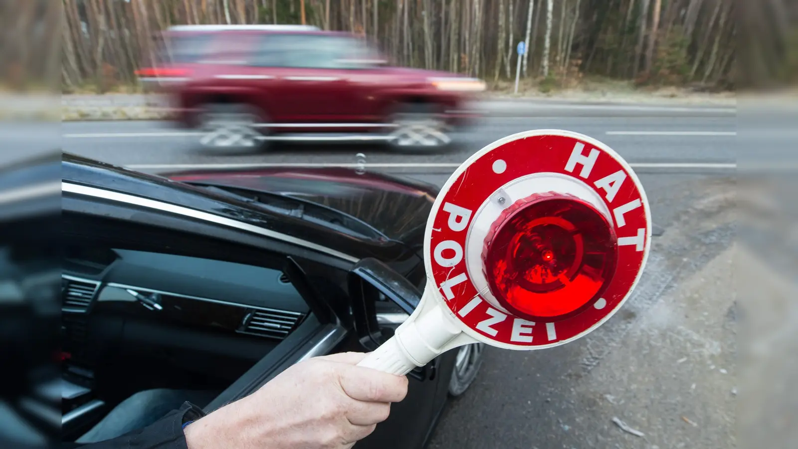 Bei der Kontrolle durch die Polizei auf der B 14 im Gemeindebereich von Hahnbach stellte sich heraus, dass ein Autotransporter stark überladen war. (Symbolbild: Armin Weigel)