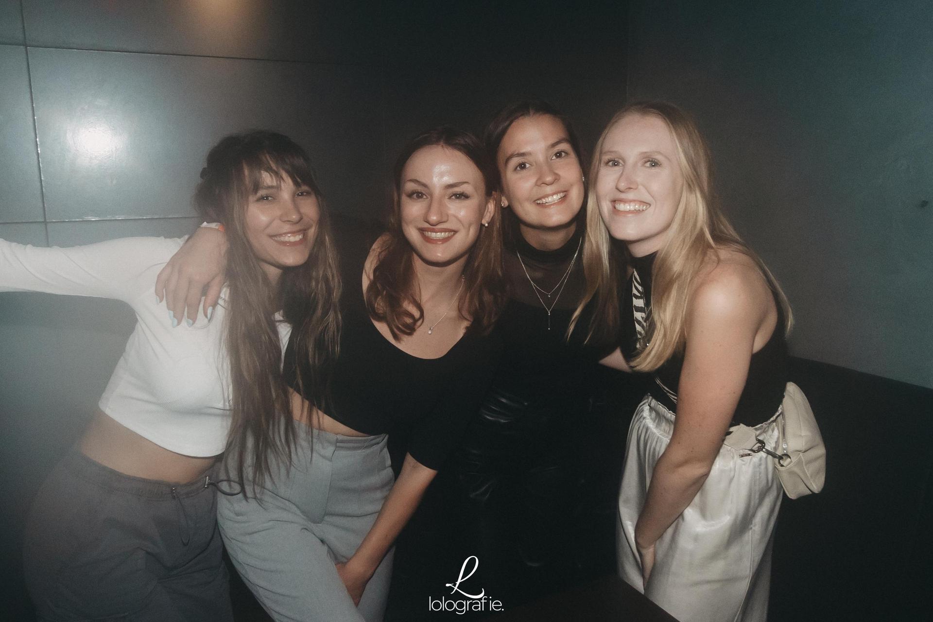 80's, 90's und 2000er: Die Fotos von Amberg tanzt im Trio. (Bild: Leonie Hartung)