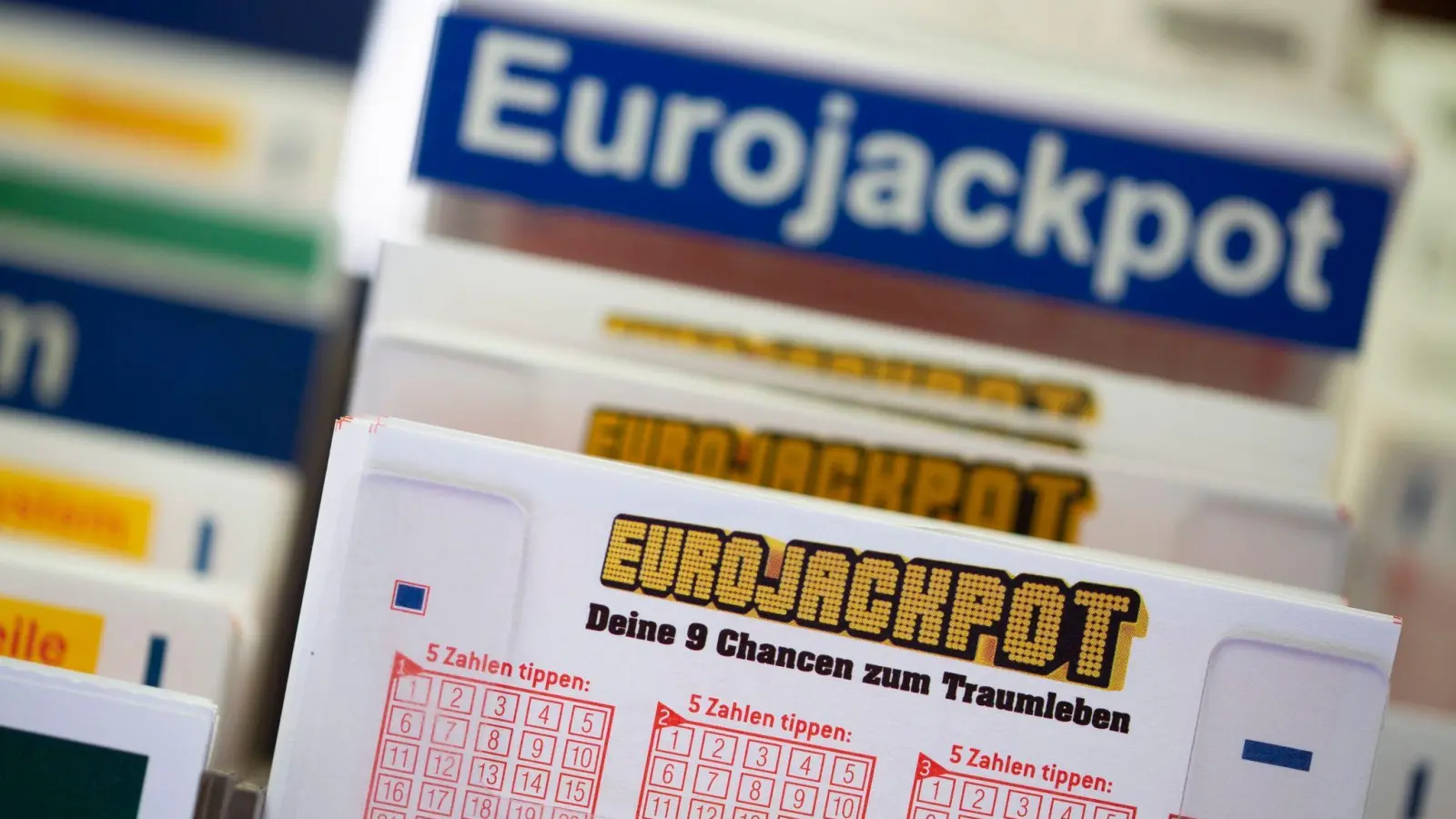 Lottoscheine mit der Aufschrift „Euro Jackpot“ liegen in einer Lotto-Annahmestelle. (Bild: Thomas Banneyer/dpa/Symbolbild)