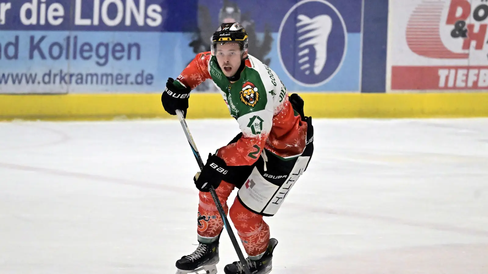 Mauriz Silbermann trägt auch künftig das Trikot des ERSC Amberg. (Archivbild: Hubert Ziegler)