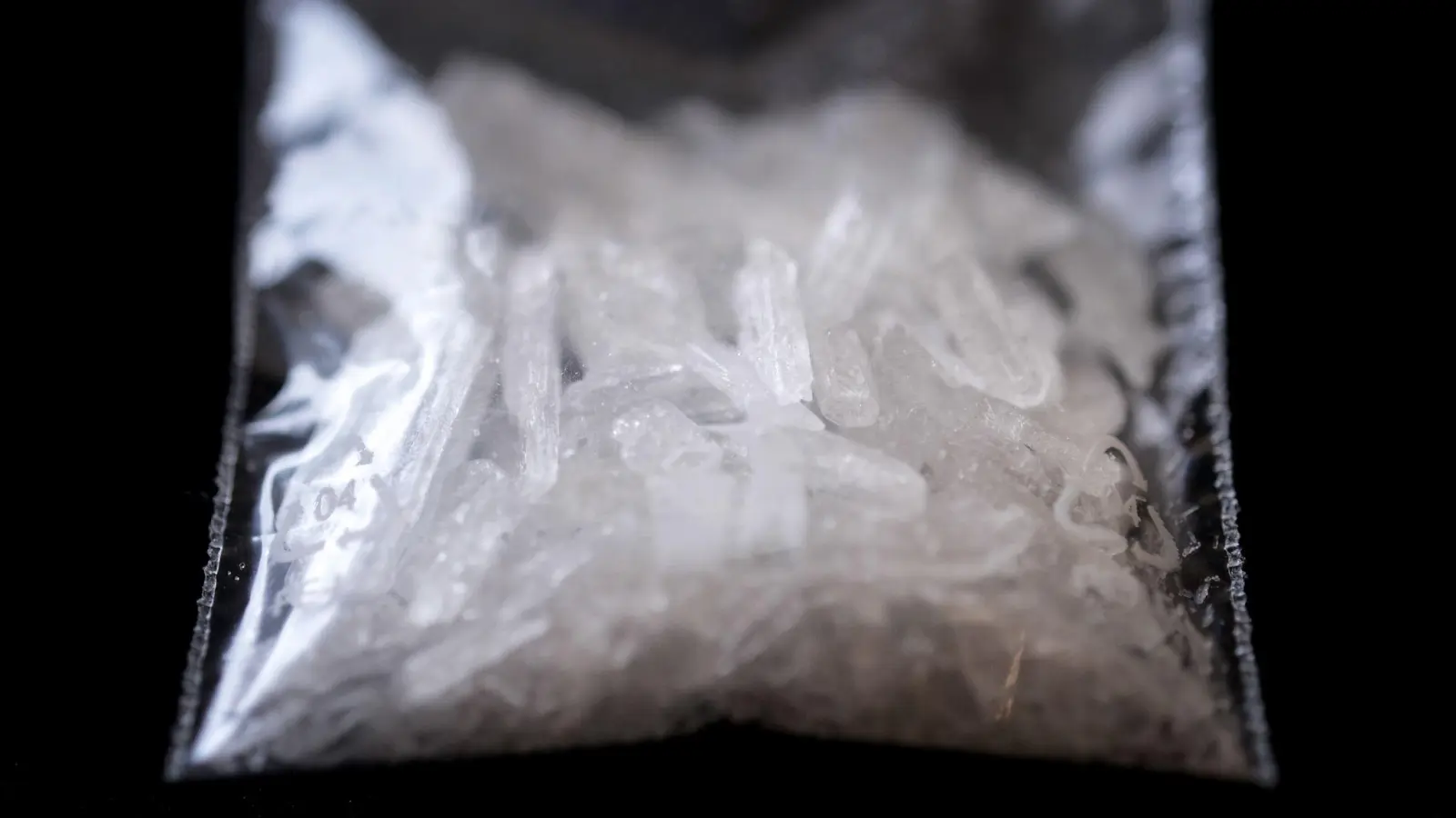 Bei Durchsuchungen in Niederbayern und der Oberpfalz wurden von der Polizei Drogen und Bargeld sichergestellt.  (Symbolbild: David-Wolfgang Ebener/dpa)