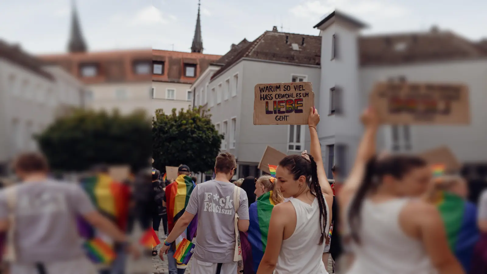 „Warum so viel Hass, obwohl es um Liebe geht”, das beschäftigt auch viele Redner*innen der Kundgebung am 15. März.  (Bild: Ria Schmidt)