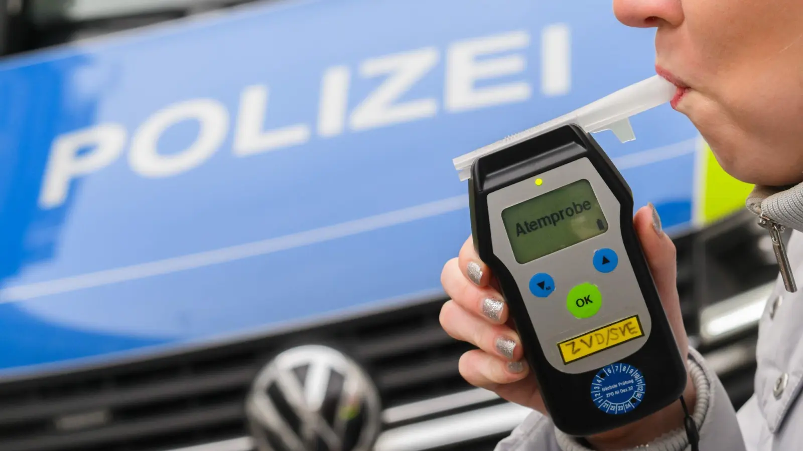 Nach Angaben der Polizei hat eine 65-Jährige bei Hirschau unter Alkoholeinfluss einen geparkten Lastwagen gerammt. (Symbolbild: Julian Stratenschulte/dpa)